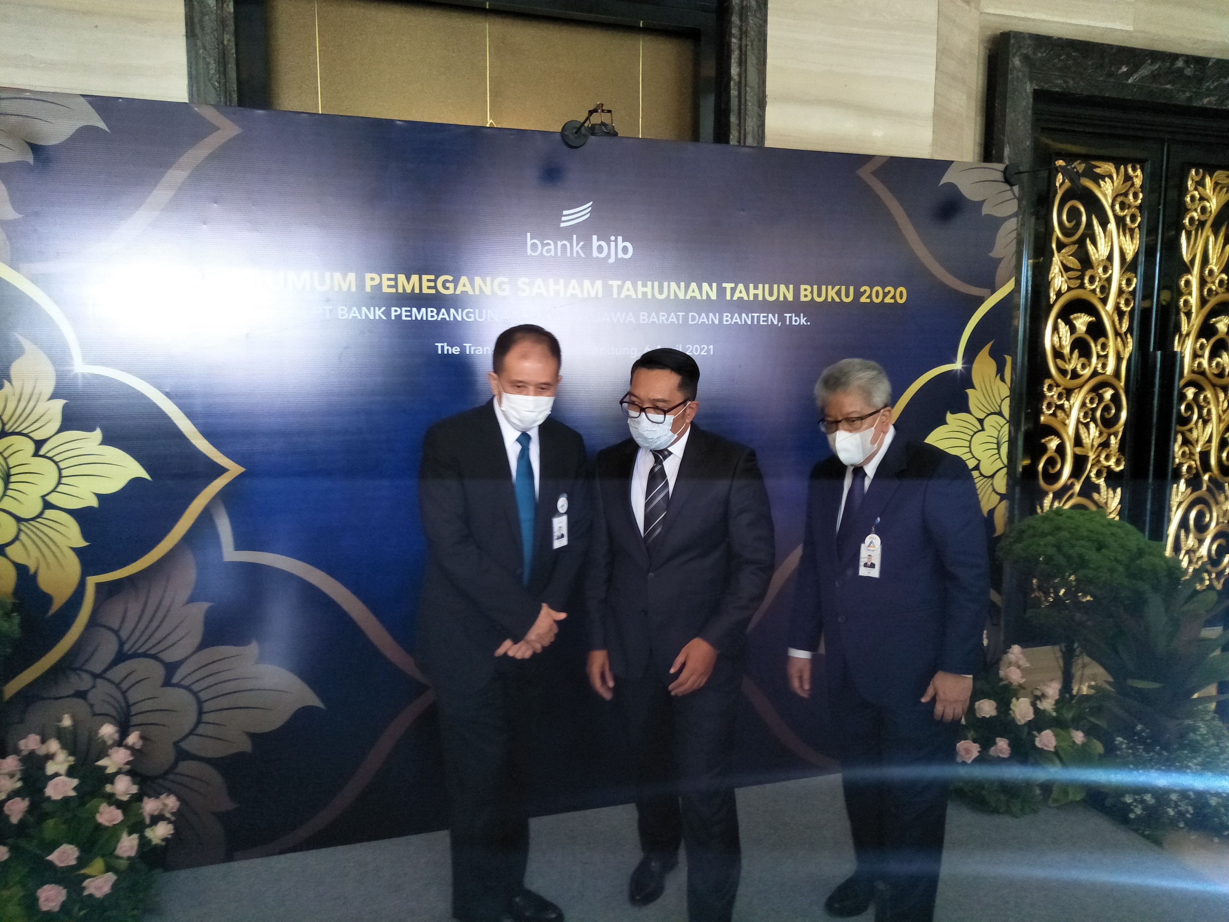 Gubernur Jawa Barat Ridwan Kamil dan Direksi Bank BJB berbicang seusai RUPS