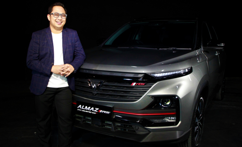 Media Relations Wuling Motors Brian Gomgom, bersama Car of the Year 2021 Almaz RS