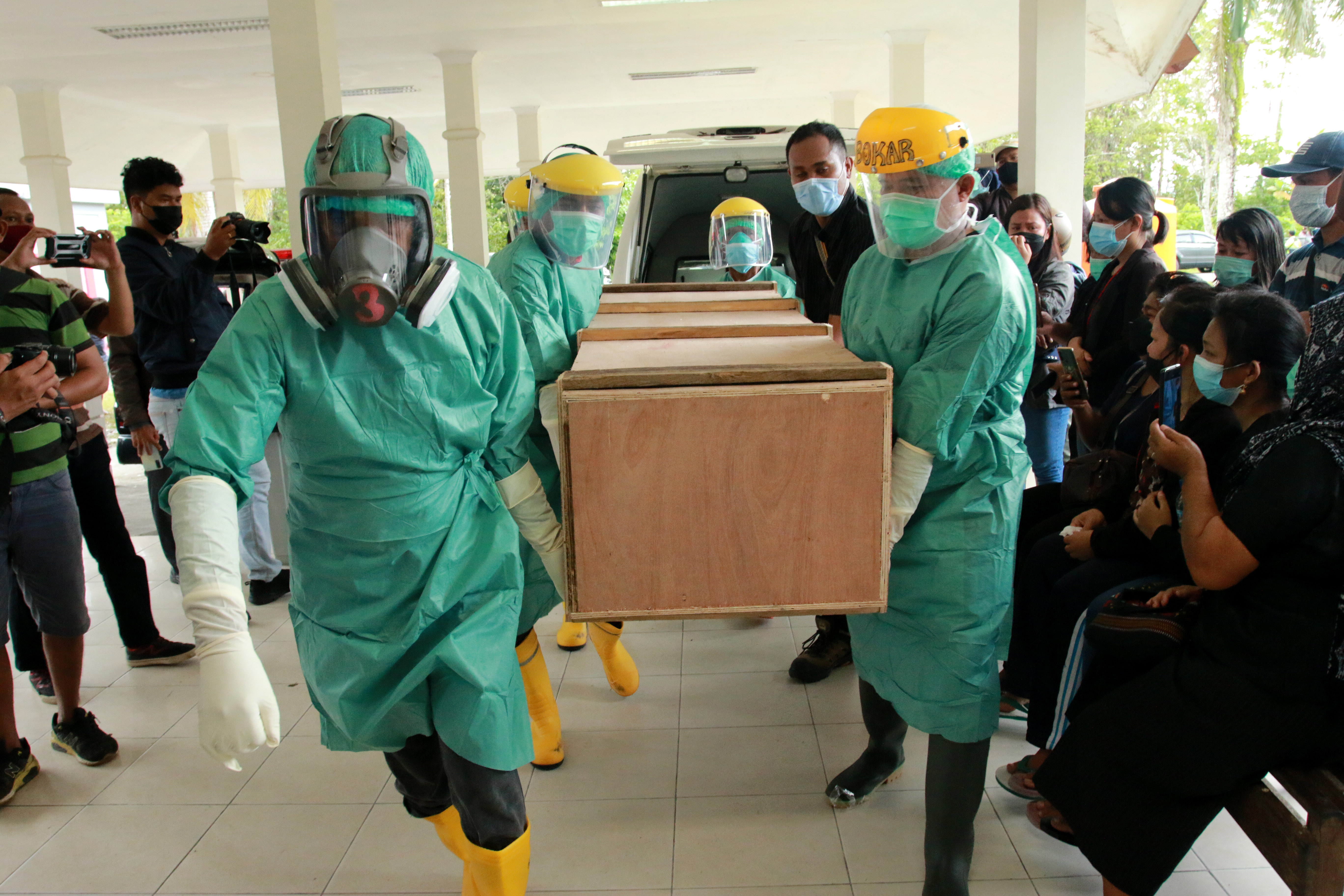  Jenazah Oktovianus Rayo, guru SD yang jadi korbna penembakan kelompok kriminal bersenjata di Distrik Beoga, Kabupaten Puncak. 