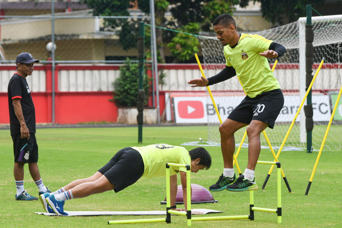Pemain asing Bhayangkara Solo FC menjalani latihan.  