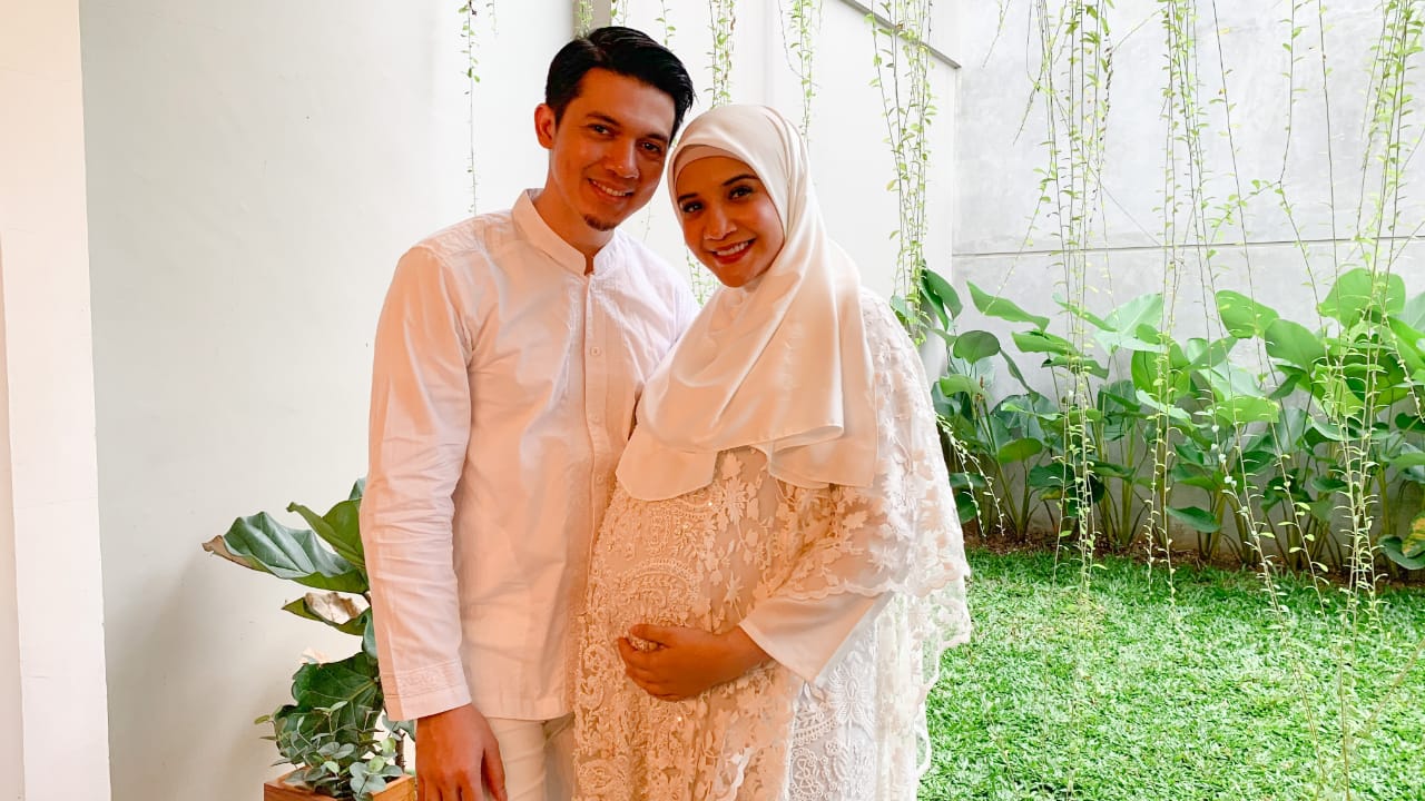 Pasangan selebriti Irwansyah dan Zaskia Sungkar