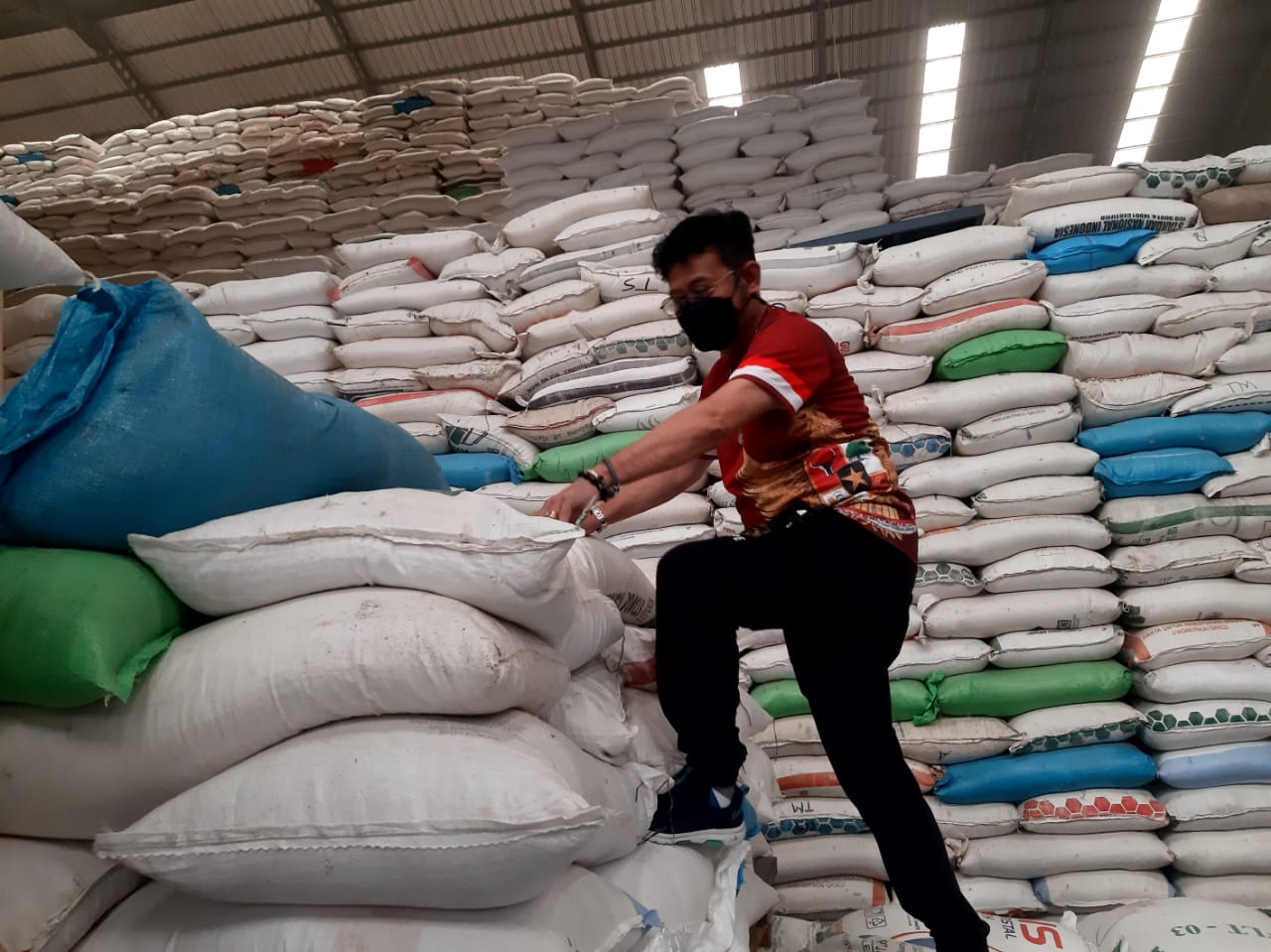 Menteri Pertanian Syahrul Yasin Limpo melakukan sidak di tempat penggilingan produsen beras PT Buyung Poetra Sembada Tbk, Minggu (4/4/2021).