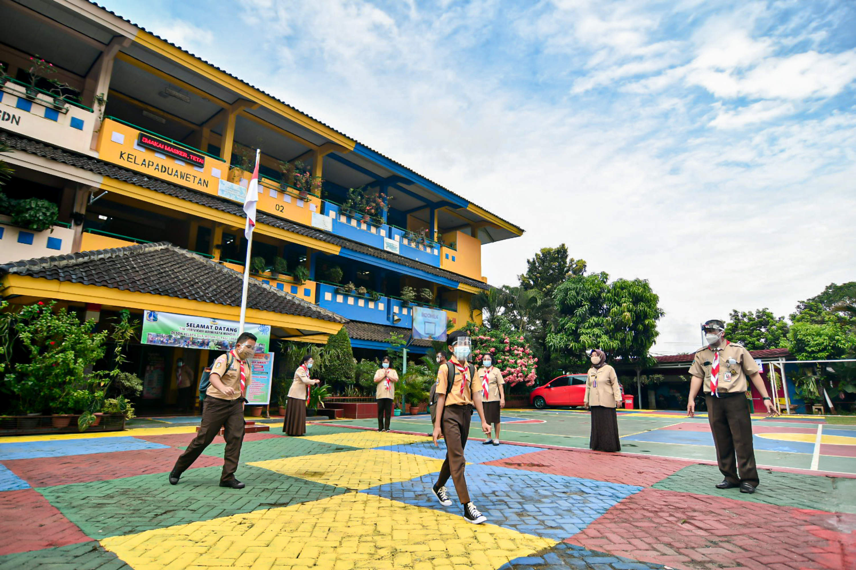 Sejumlah siswa/siswi keluar dari sekolah usai melakukan pembelajaran tatap muka di SDN Kelapa Dua Wetan 02, Jakarta, Rabu (7/4).