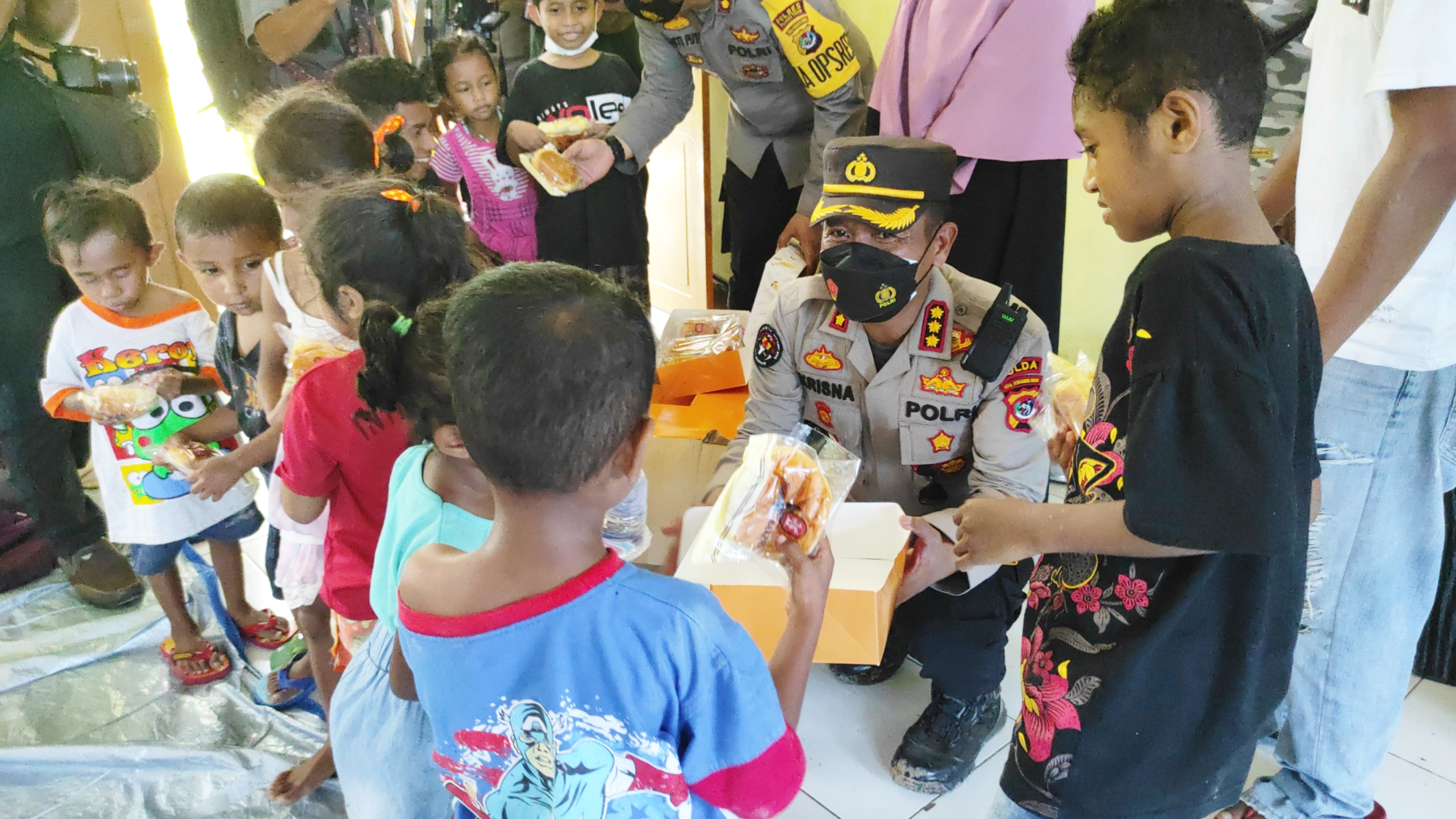 Istri Kapolri Kirim Roti Untuk Anak-anak di Pengungsian 