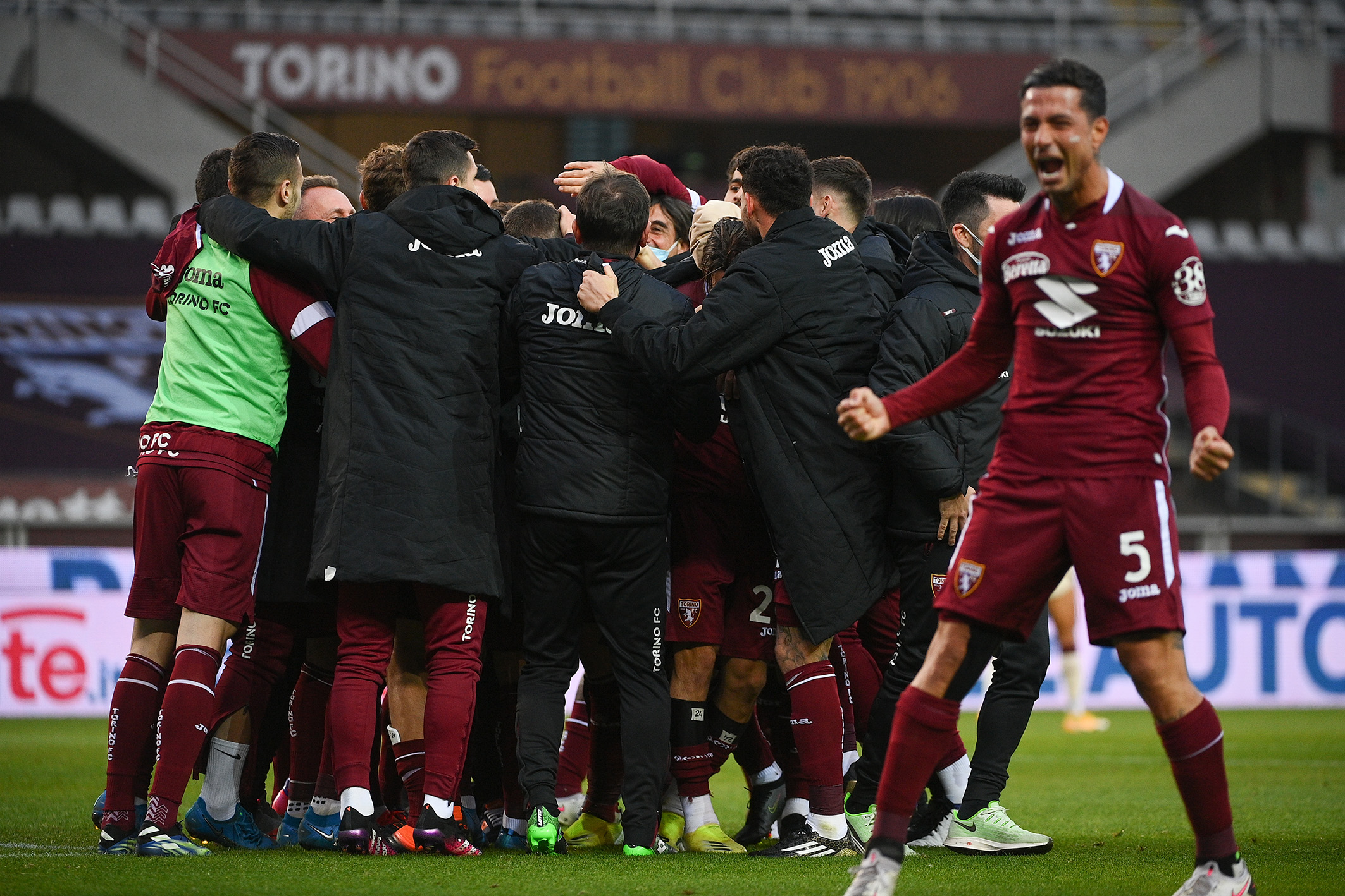 Para pemain Torino melakukan selebrasi usai memastikan kemenangan atas AS Roma di laga Serie A.
