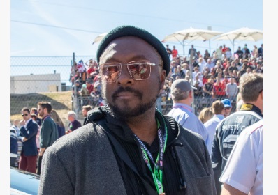 Will.I.Am Jual Masker dengan Filter Seperti di Pesawat