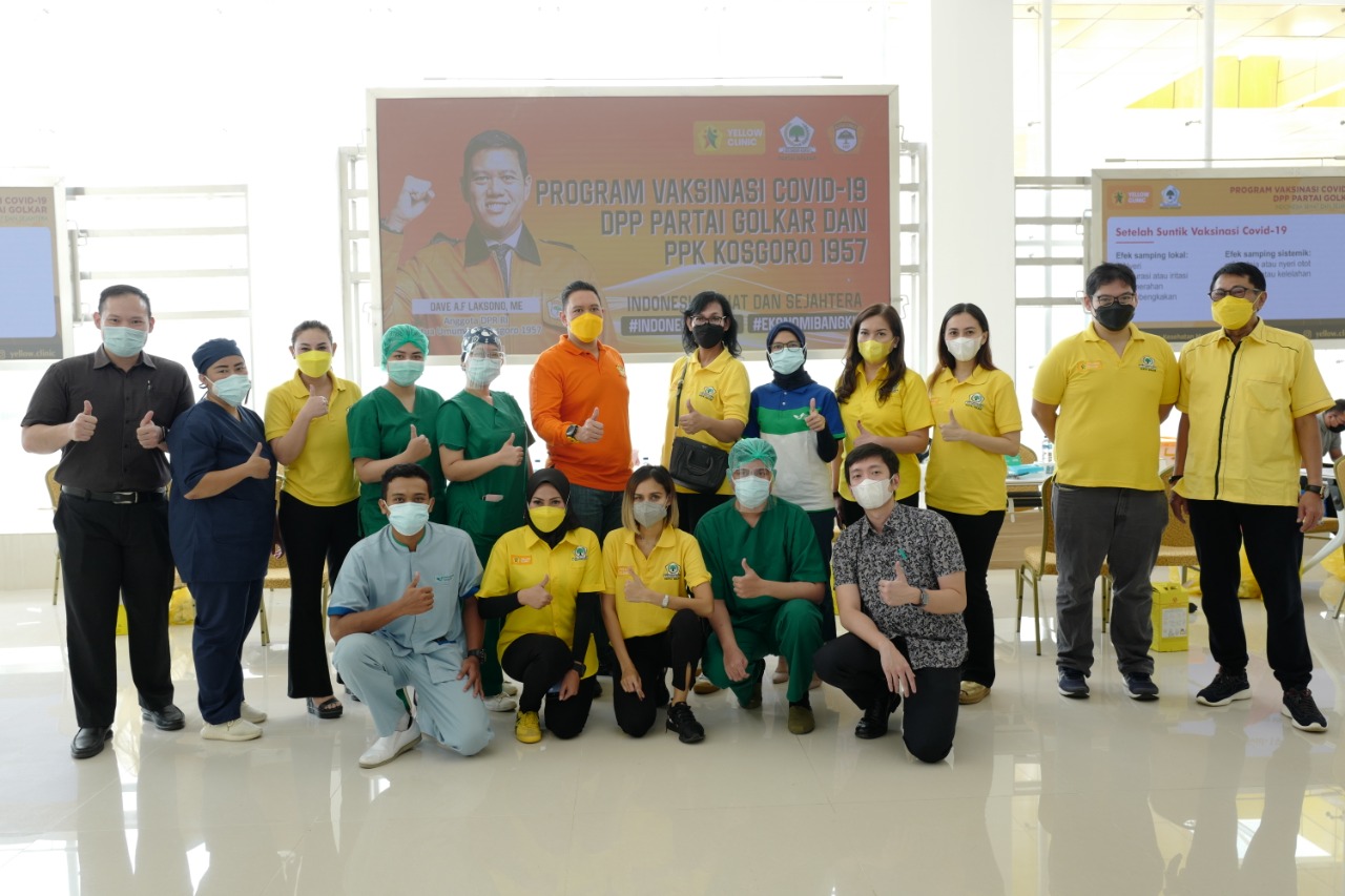 Kosgoro 1957 menggelar program vaksinasi Covid-19 untuk masyarakat di Kantor DPP Partai Golkar, Jakarta, Minggu (25/4). 