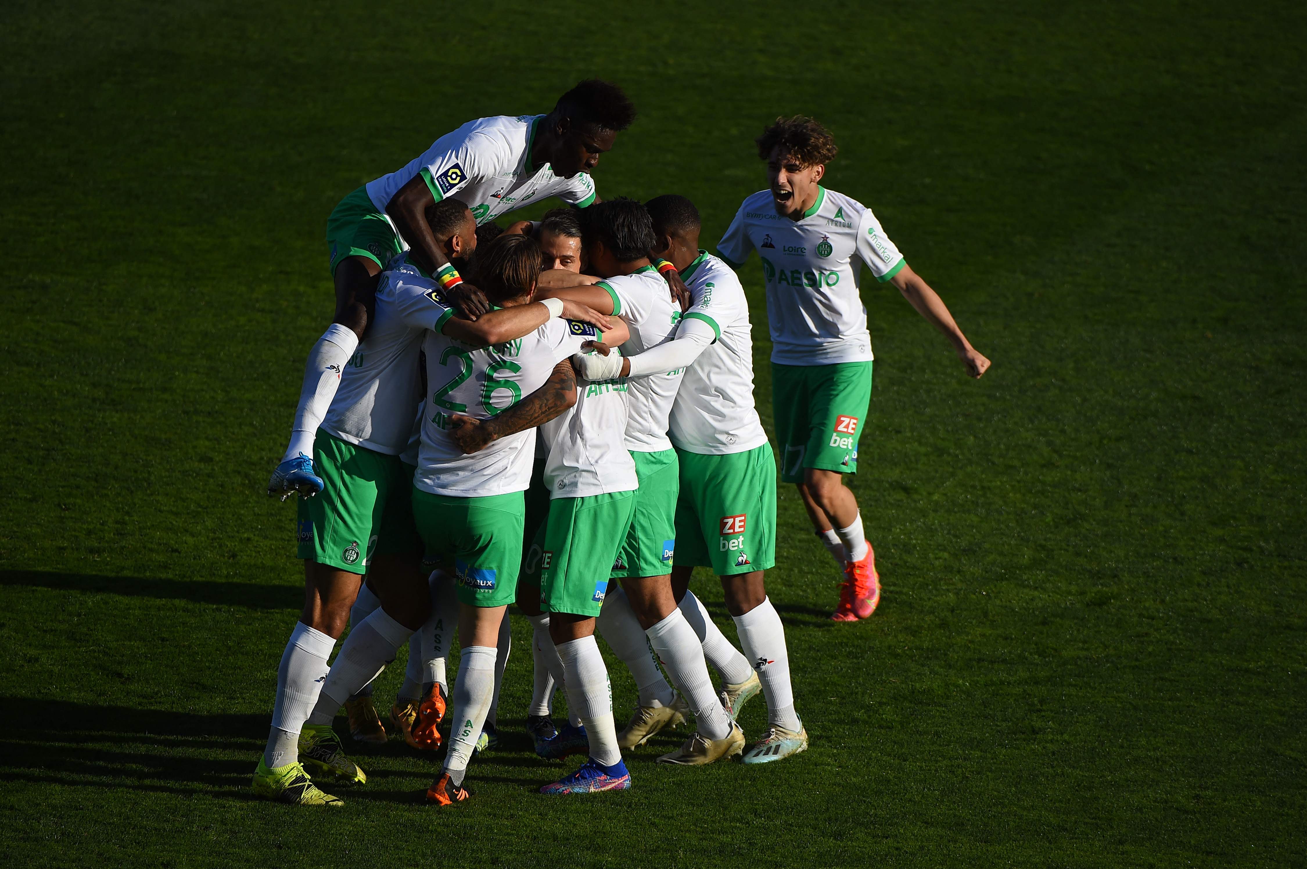 Para pemain Saint-Etienne melakukan selebrasi usai mencetak gol ke gawang Nimes di laga Ligue 1.
