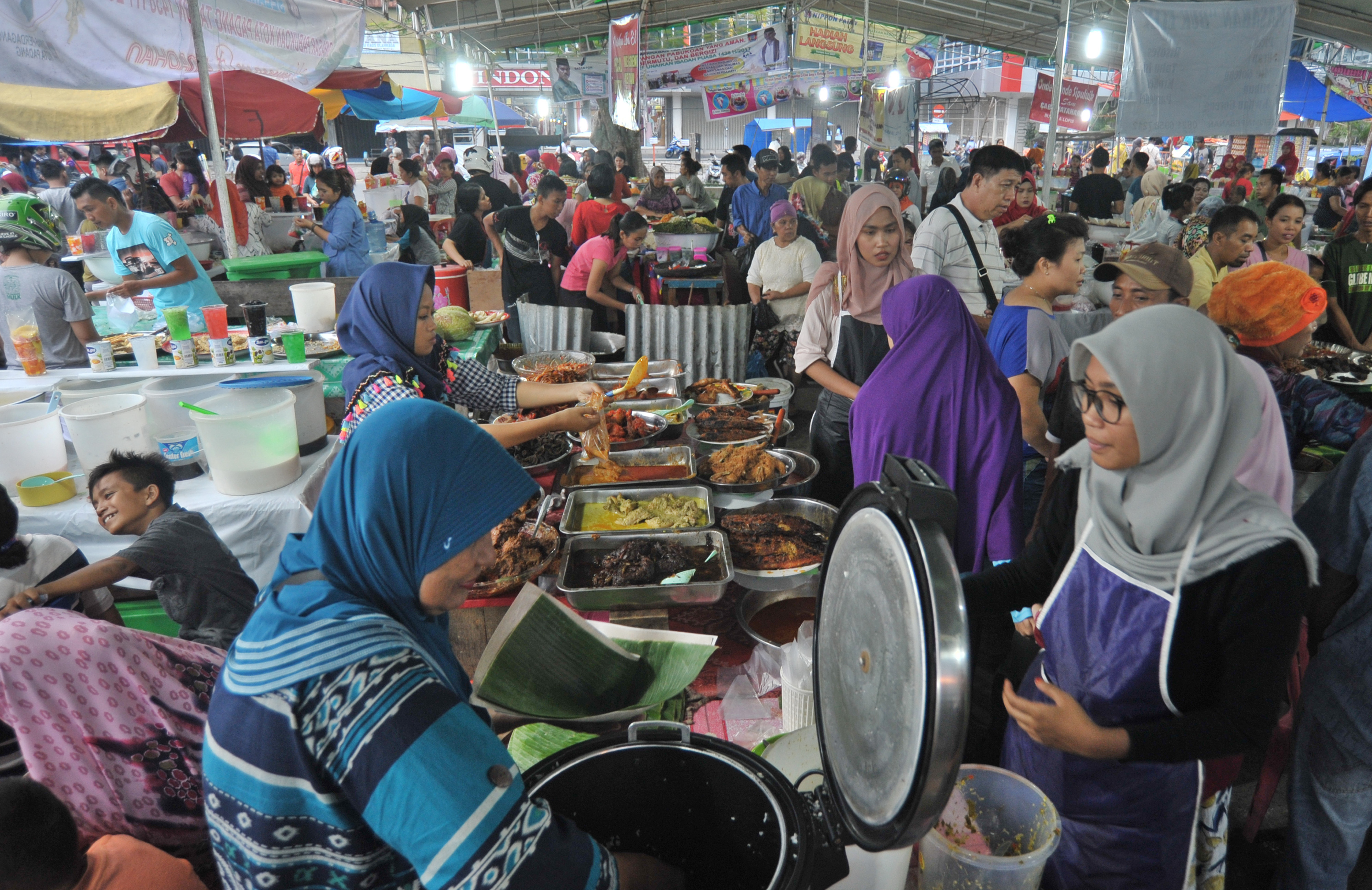 Warga berbelanja di Pasar 