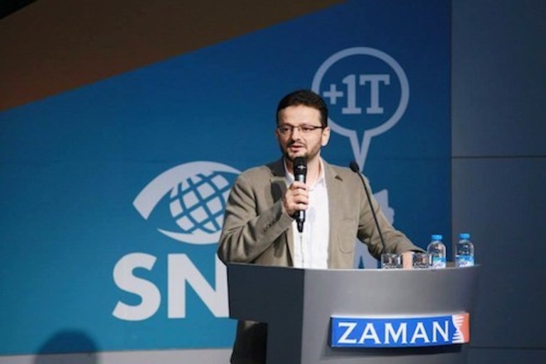 Mantan Direktur Desain surat kabar Zaman, Fevzi Yazici, memenangi Awards of Excellence. 