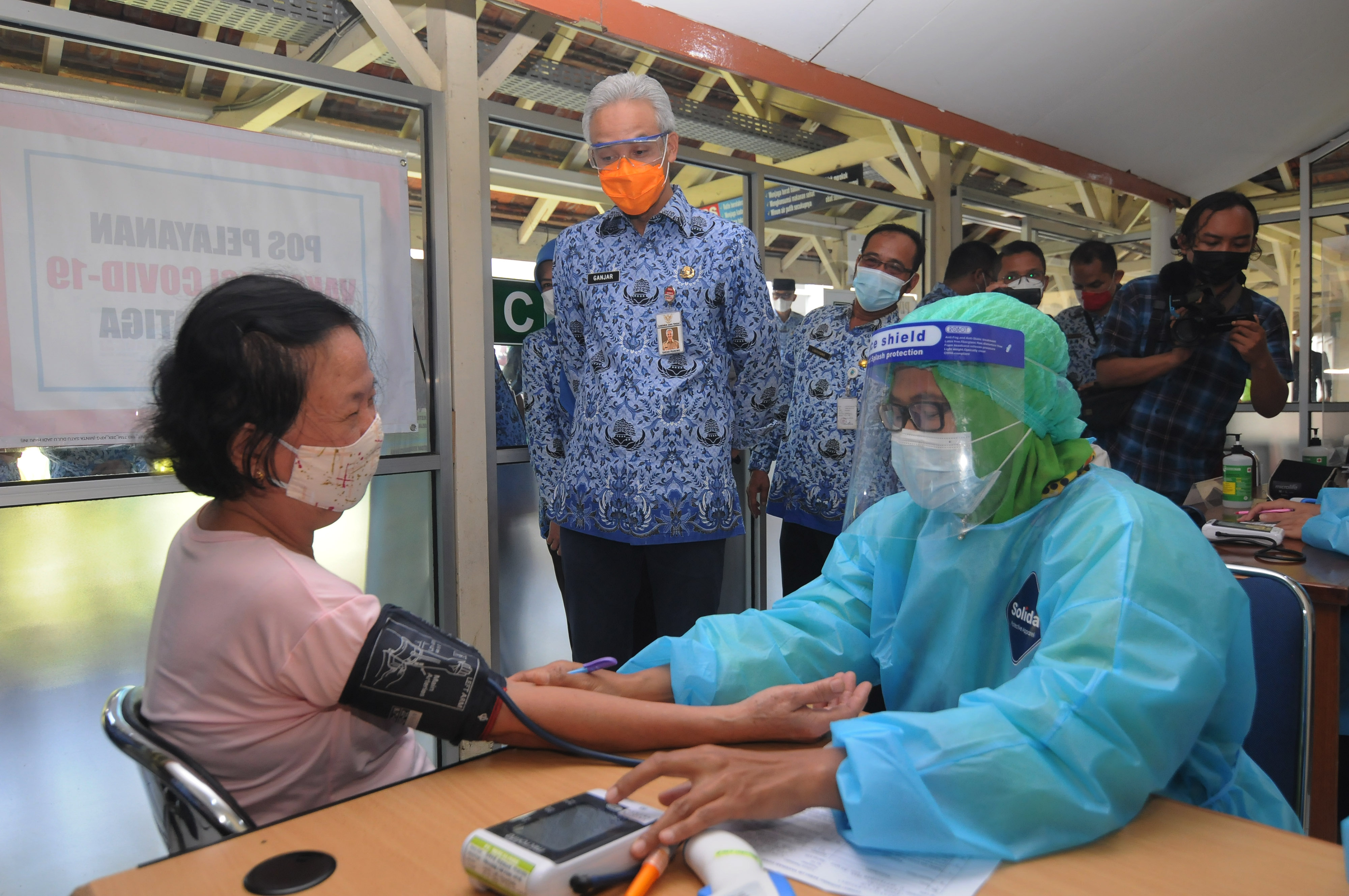 Gubernur Jawa Tengah Ganjar Pranowo saat meninjau program vaksinasi di Salatiga.