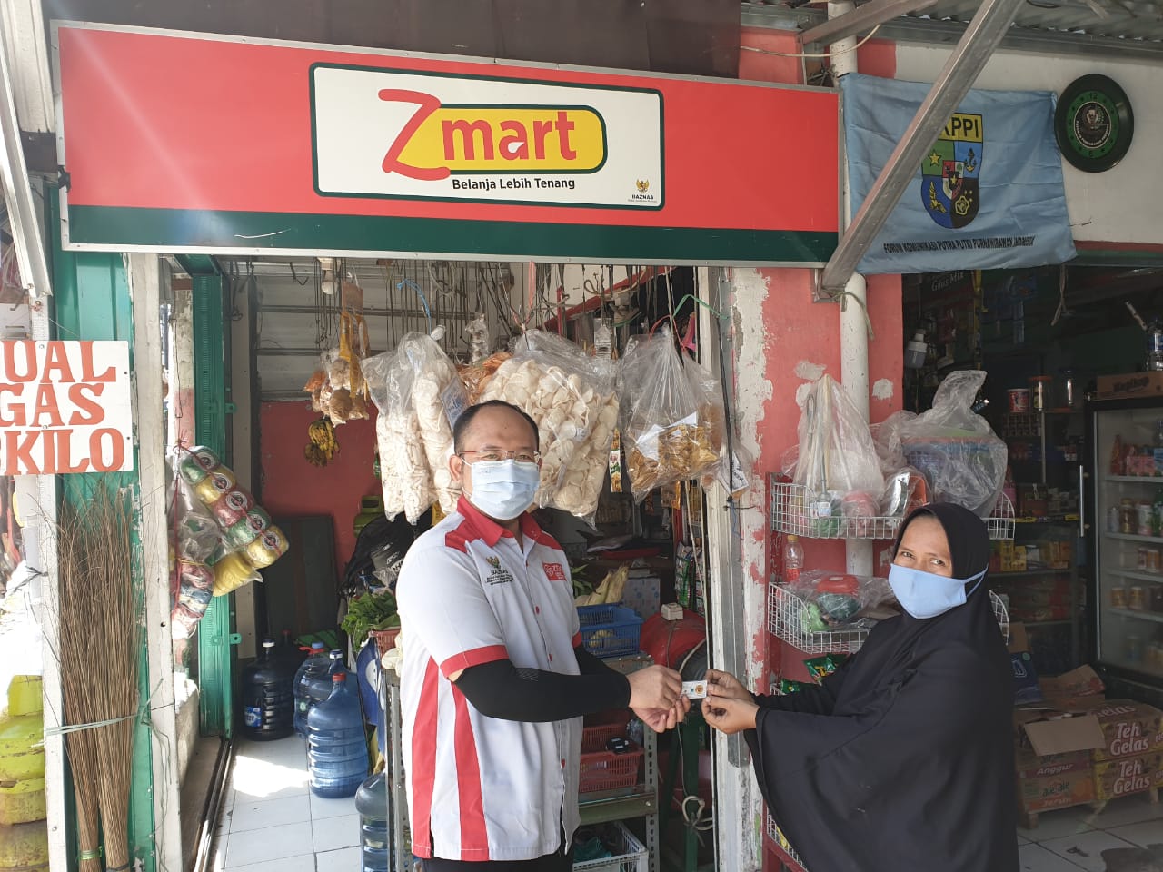 Penyerahan hadiah ini dipimpin langsung oleh Direktur DC Zmart, Irawan dan Pendamping Zmart Bogor. 