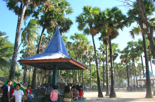 Ribuan warga memadati pantai wisata Lasiana di Kelurahan Lasiana, Kota Kupang, Nusa Tenggara Timur, Minggu (4/9).
