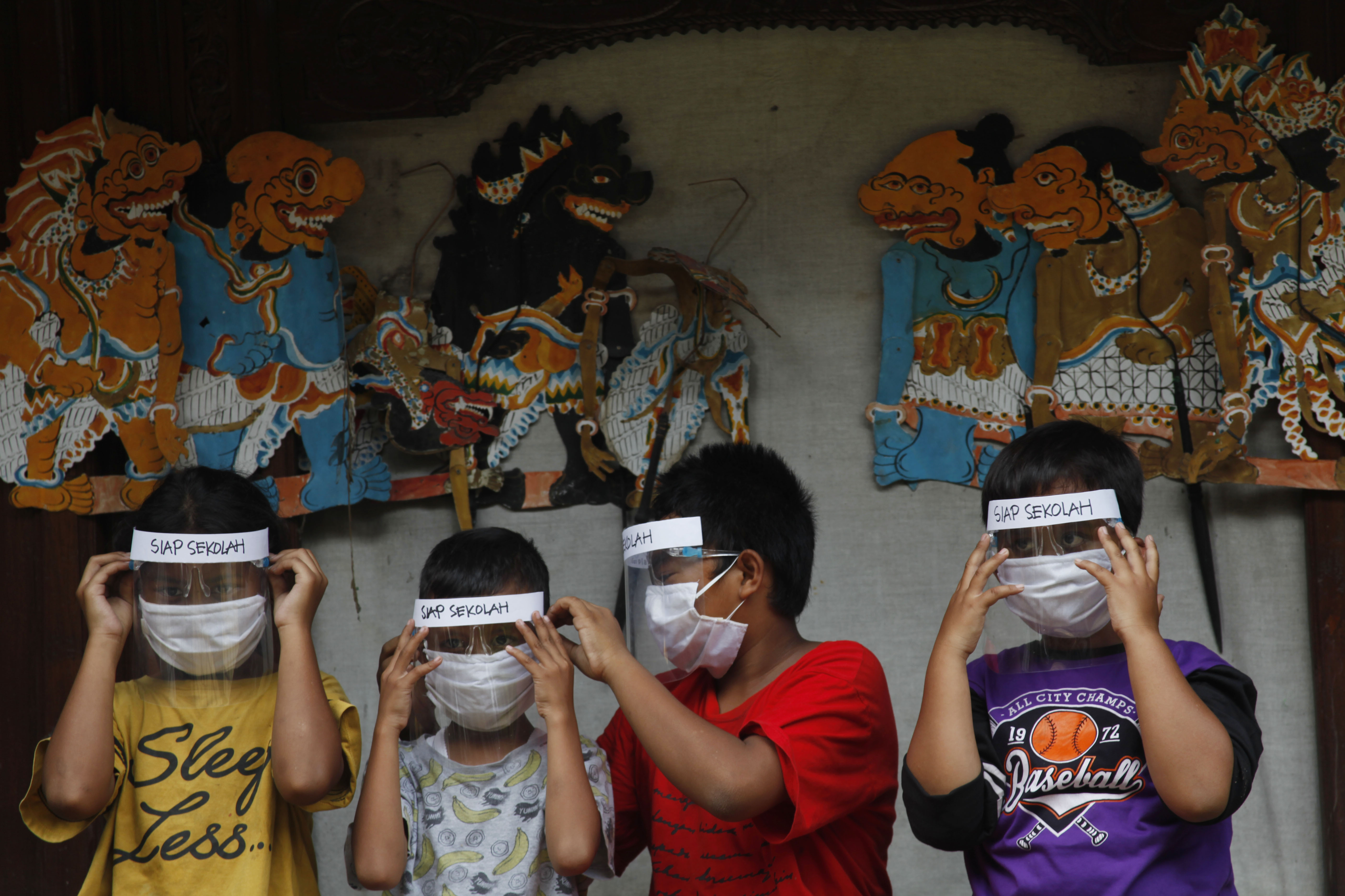 Sejumlah anak memakai face shield bertuliskan Siap Sekolah.
