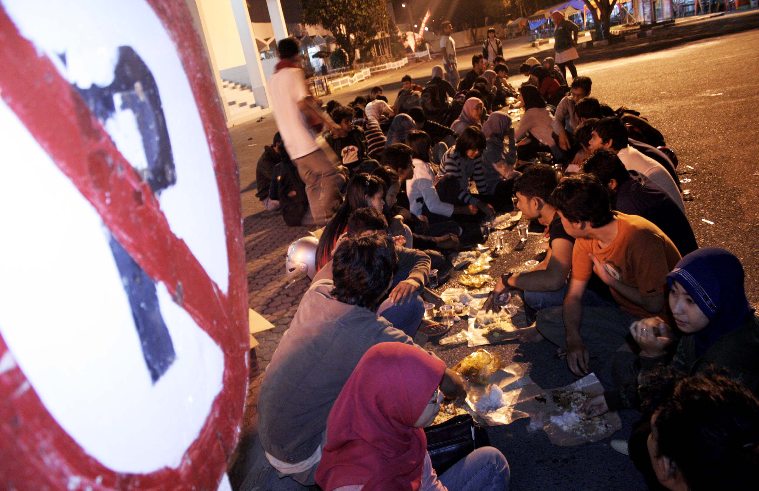 Ilustrasi sahur on the road