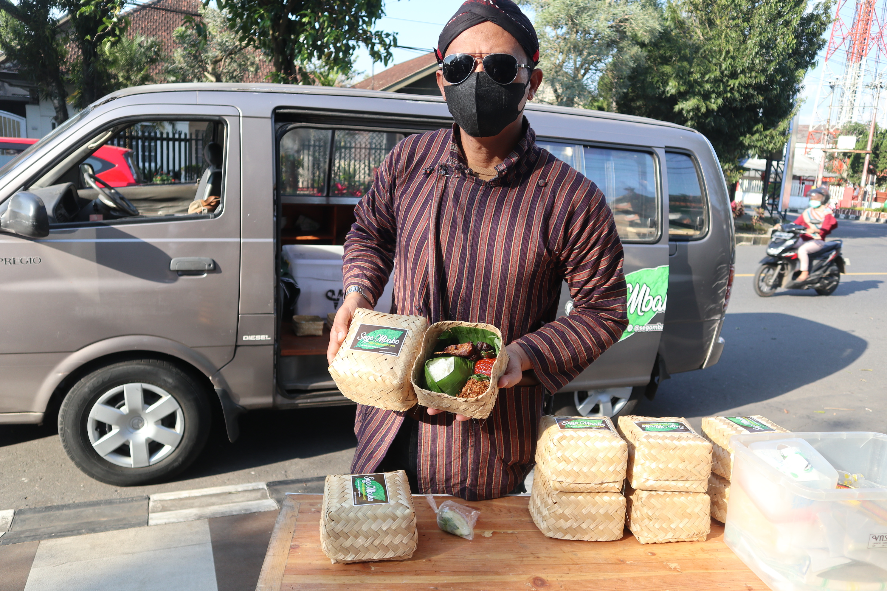 Aditya Syaiful Rachman mempromosikan sego mbako khas Temanggung menjelang buka puasa di ruas Jl Sudirman Temanggung, Jateng.