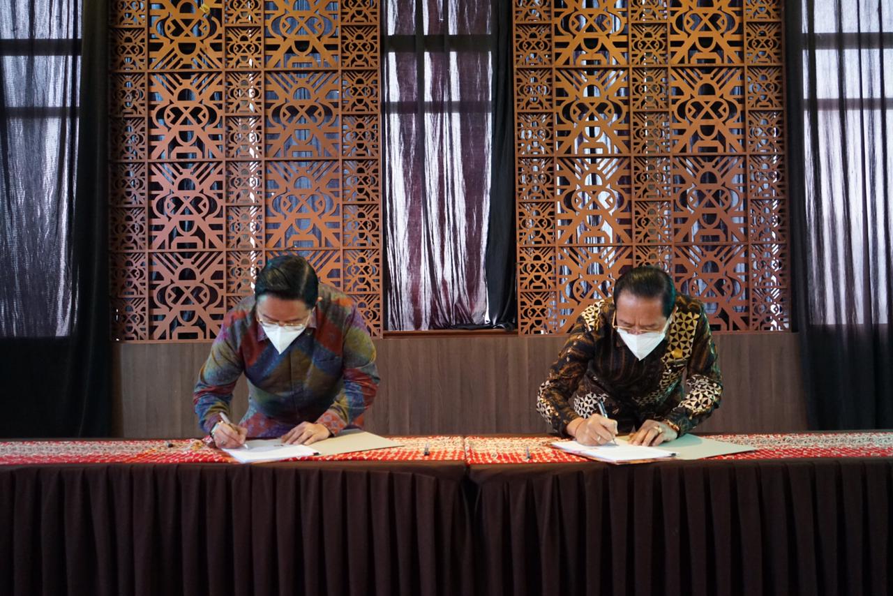  Dirut ADCP, Rizkan Firman (kiri) dan Dirut Perum PPD Pande Putu Yasa saat menandatangani kerja sama.