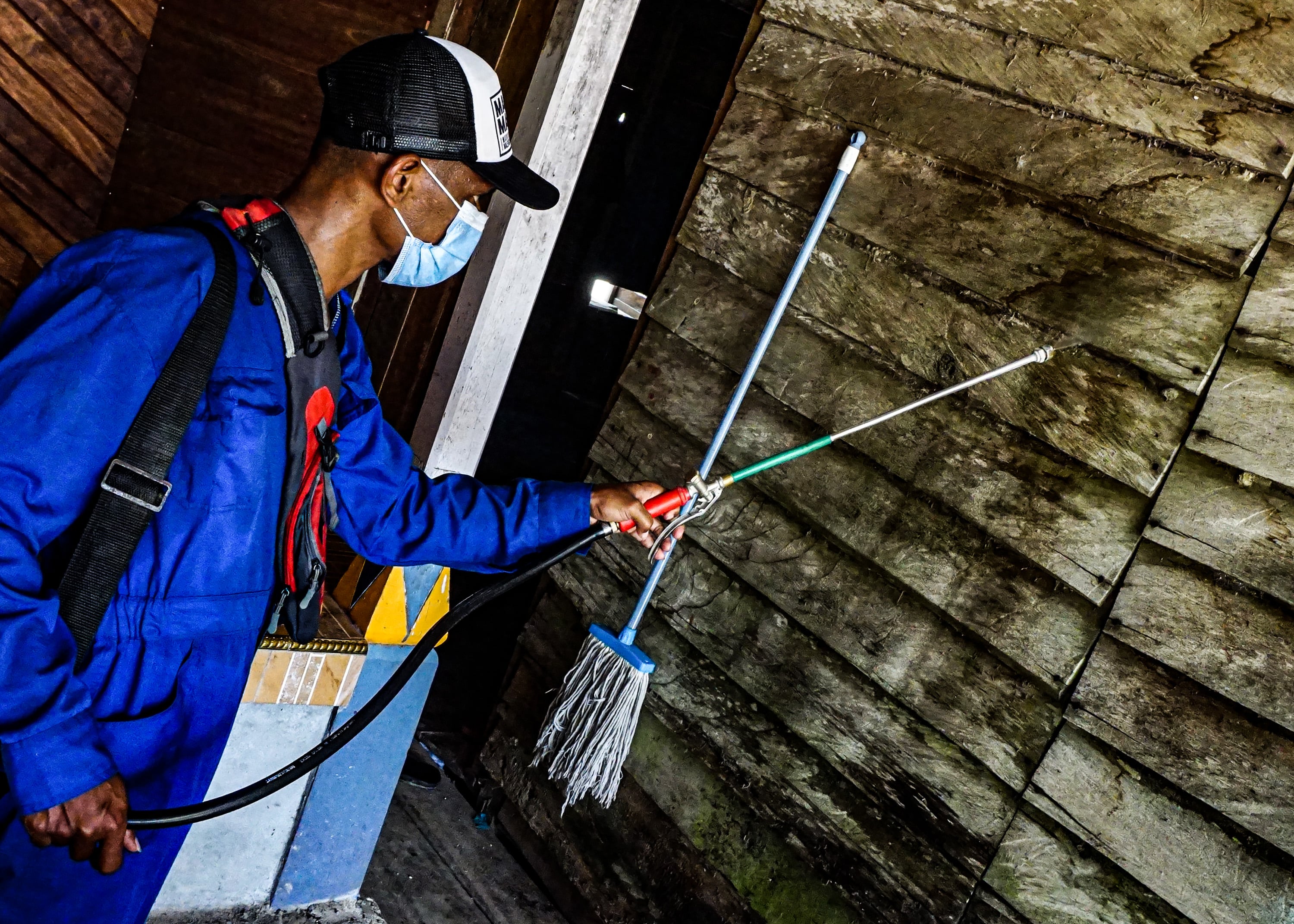 Petugas menyemprotkan cairan Fendona untuk mencegah malaria ke dinding rumah warga, Arsopura, Skanto, Keerom, Papua, Selasa (10/11/2020)