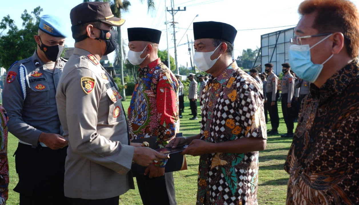 Polres Klaten Beri Penghargaan Kepada Kades dan Ponpes