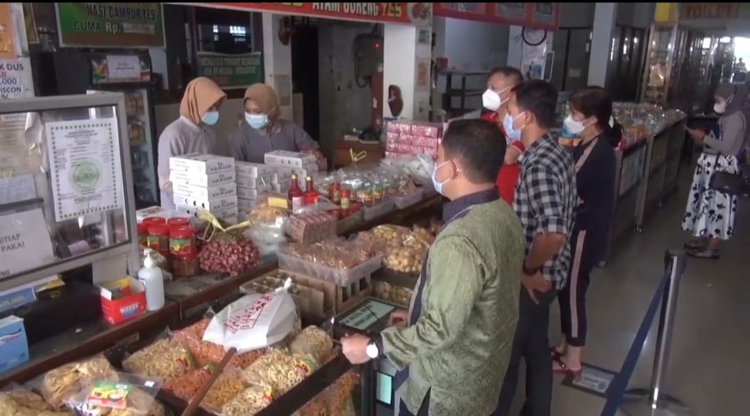 Larangan mudik membuat pusat oleh-oleh di Kota Brebes, Jawa Tengah sepi pengunjung.  