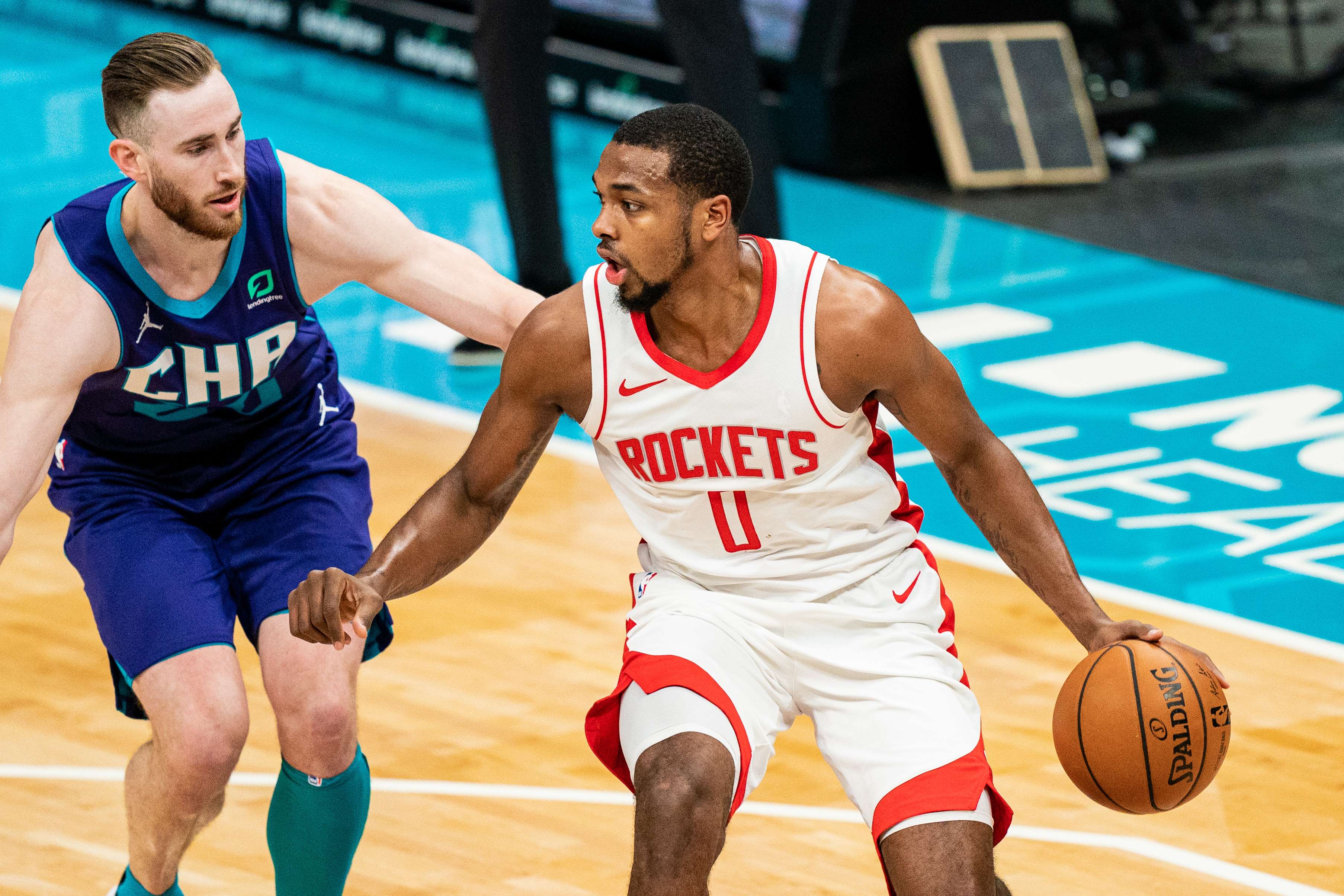 Guard Houston Rockets Sterling Brown (kanan)