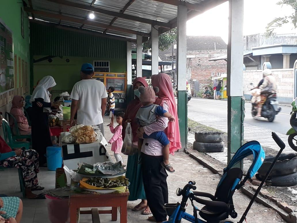 MITRA Mustahik Baznas Microfinanace Desa Gunungsari turut ambil bagian dalam pojok kuliner tradisional Ramadan. 
