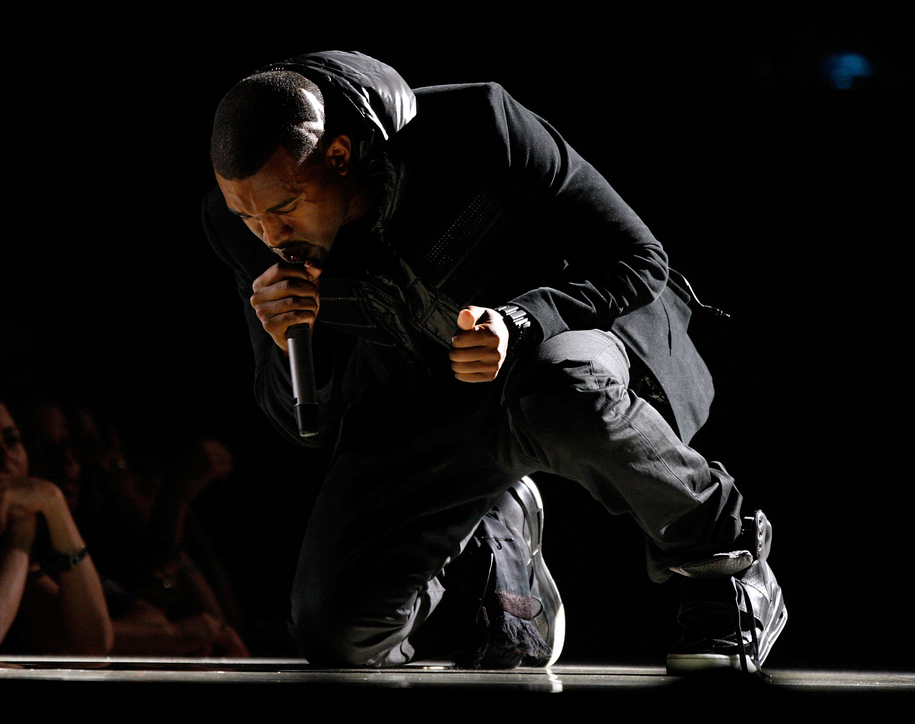 Penyanyi Kanye West mengenakan sneaker Nike Yeezy 1 saat tampil di ajag Grammy Awards 2008