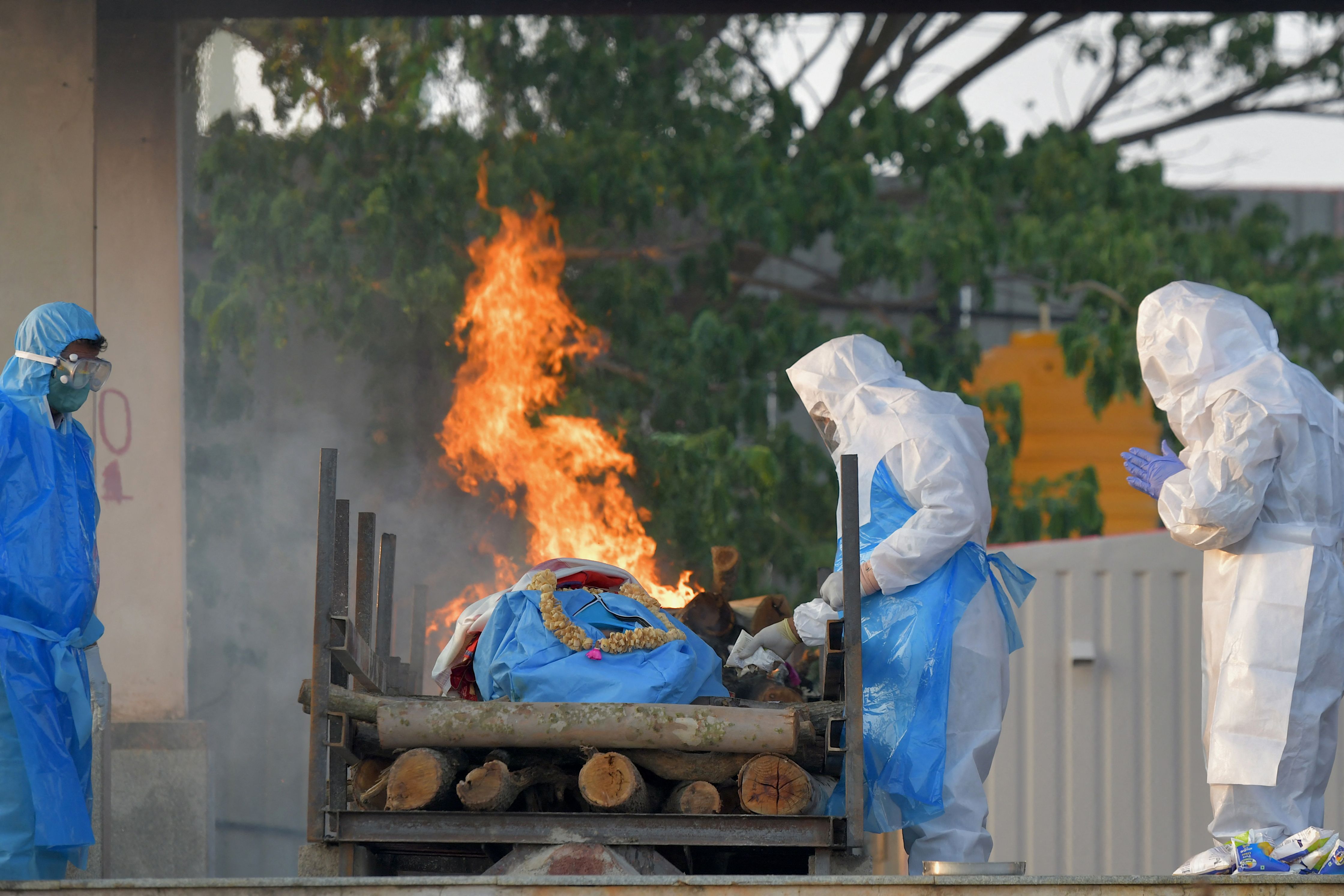 Tempat kremasi jenazah kewalahan untuk menerima korban meninggal akibat Covid-19 di Banglore, India, Senin (26/4). 