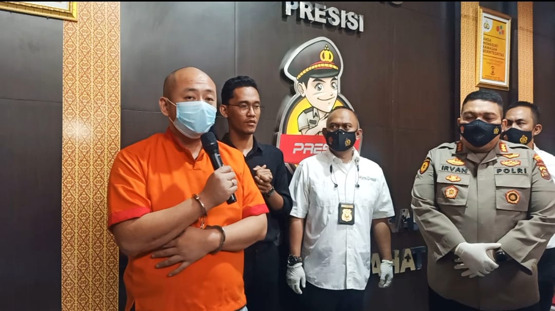 Jason Tjakrawinata dengan rompi tahanan di Polres Palembang, Sumatra Selatan. Jason diduga menganiaya perawat RS Siloam Sriwijaya.