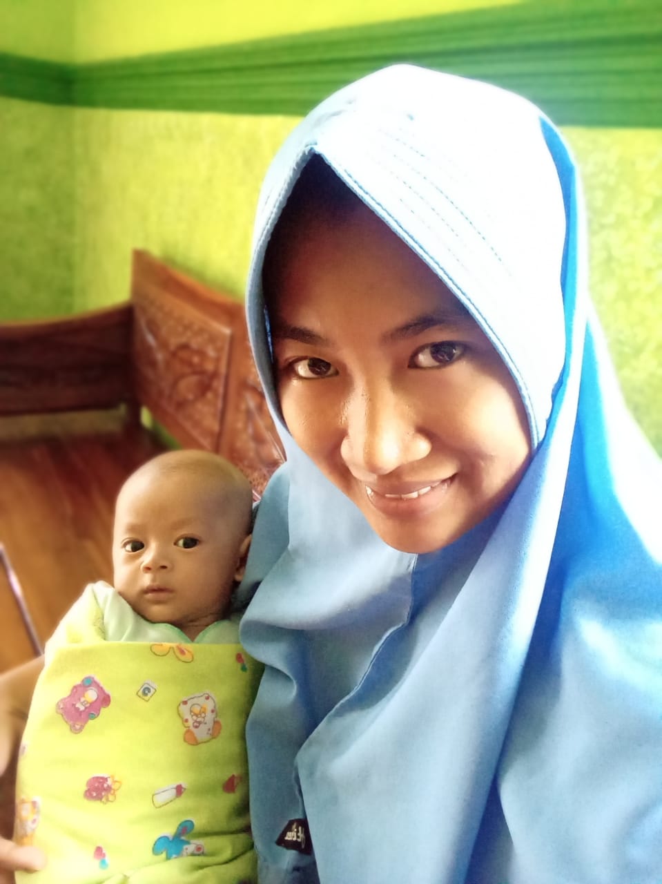 Ririn Linda Tunggal Sari dan bayinya yang bernama Dinas Komunikasi Informatika Statistik.