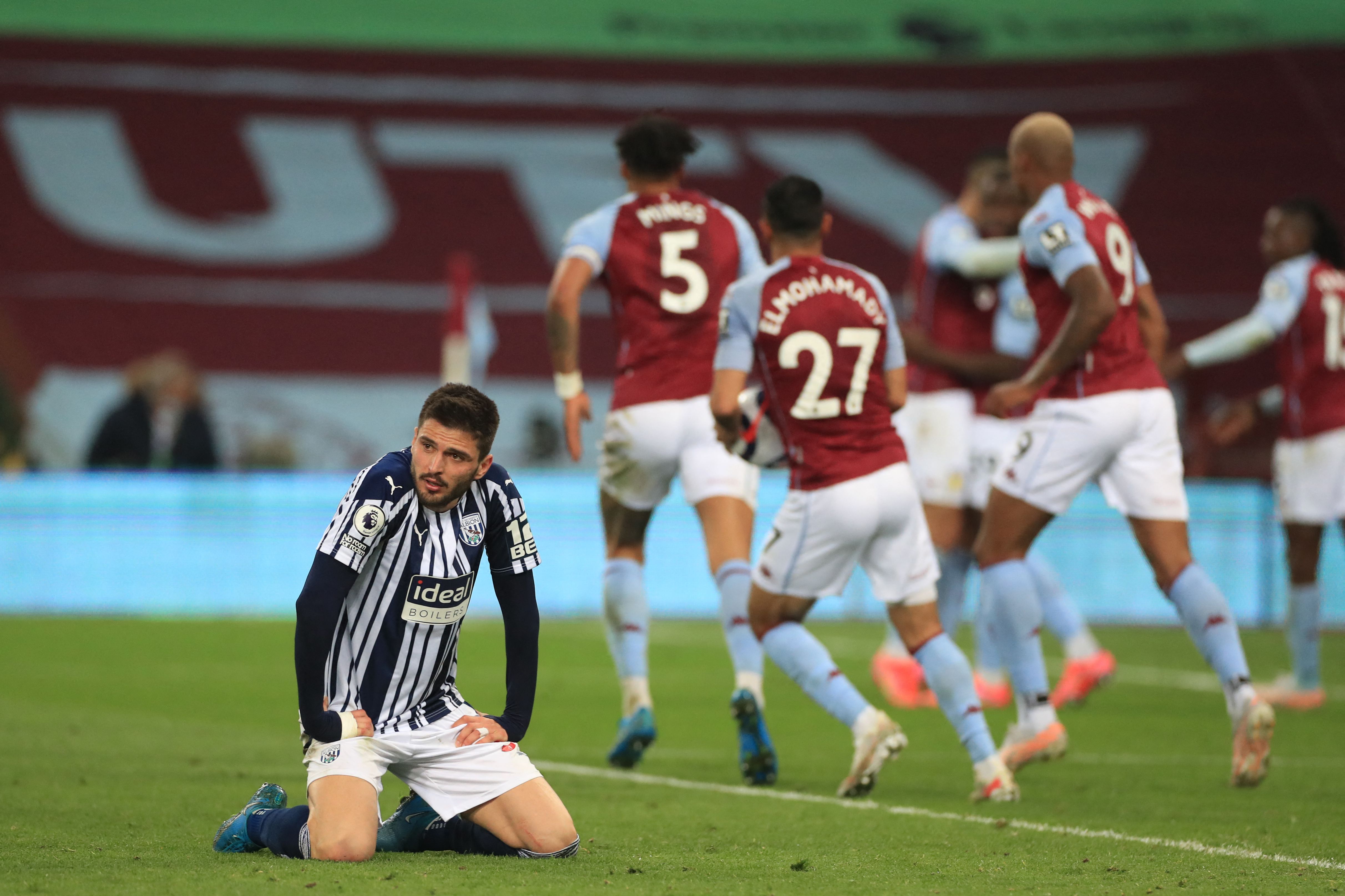 Bek West Bromwich Albion bereaksi usai Aston Villa mencetak gol di akhir laga Liga Primer Inggris.
