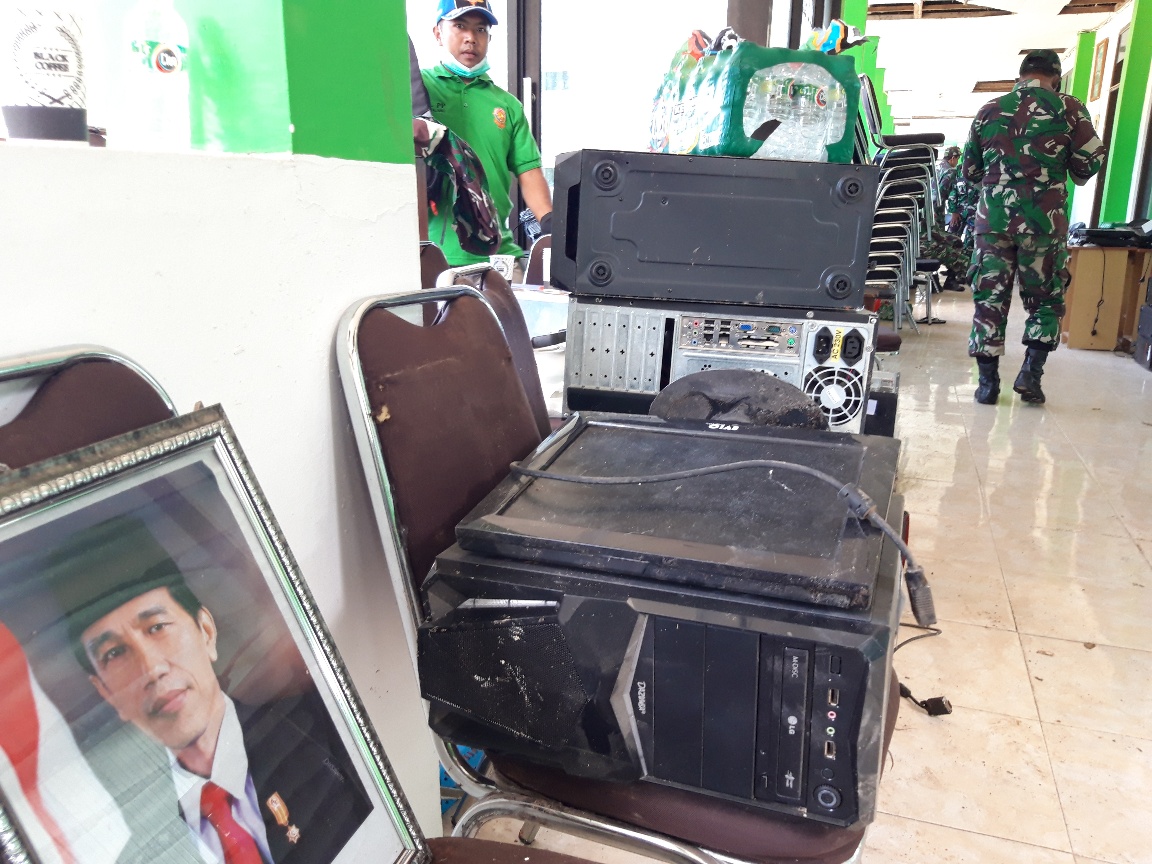  Petugas gabungan dan relawan membersihkan reruntuhan atap bangunan Madarasah Aliyah Negeri (MAN) 2 Turen, Kabupetan Malang, Jawa Timur.