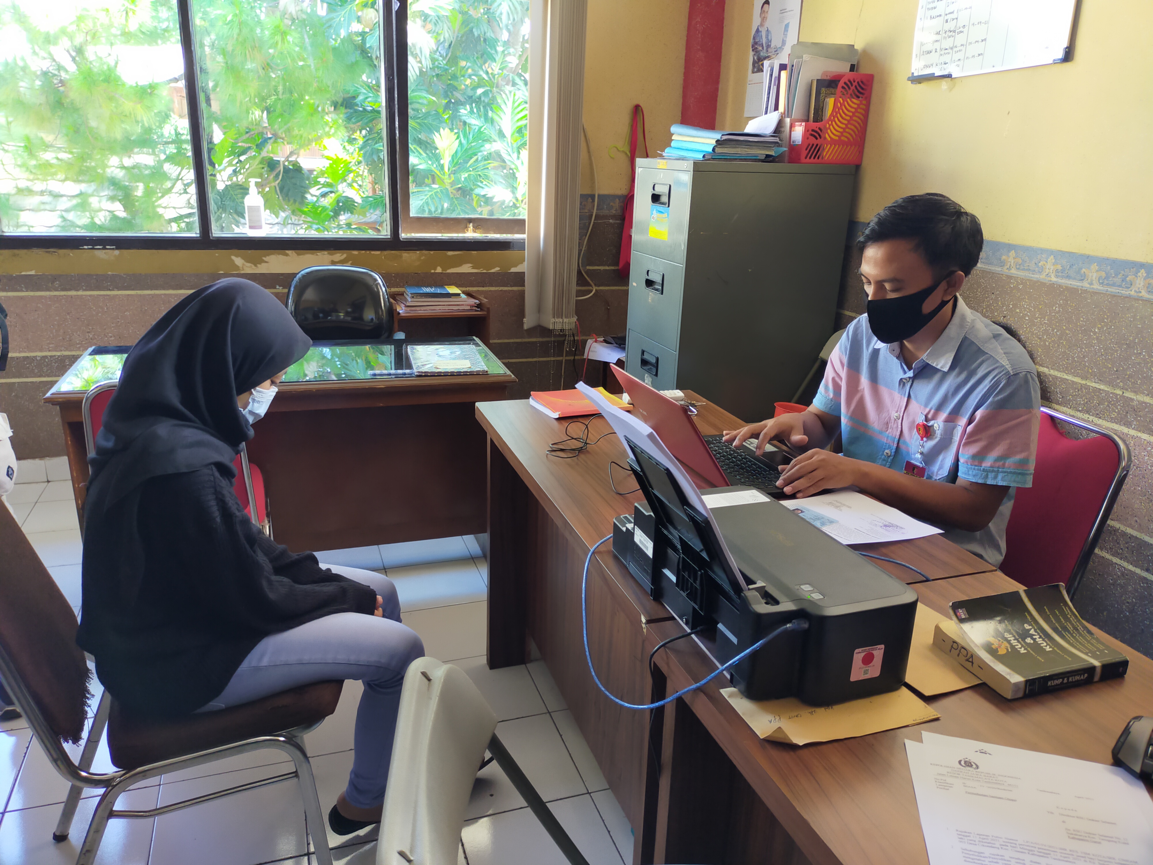 Anggota penyidik Polres Tasikmalaya Kota melakukan pemeriksaan terhadap RF, ibu bayi di dalam kresek hitam