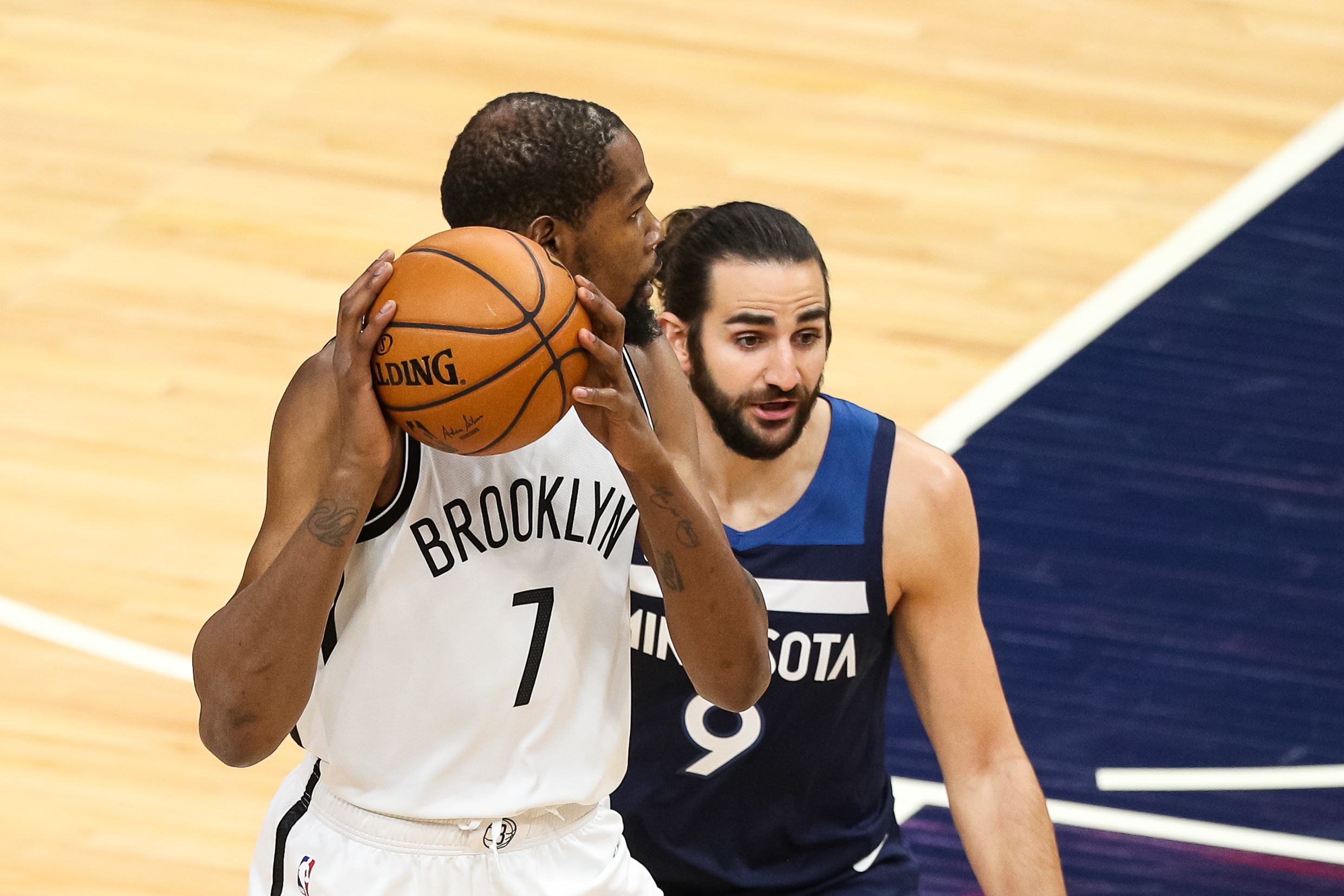 Pemain Brooklyn Nets Kevin Durant (kiri) berhadapan dengan pemain Minnesota Timberwolves Ricky Rubio.