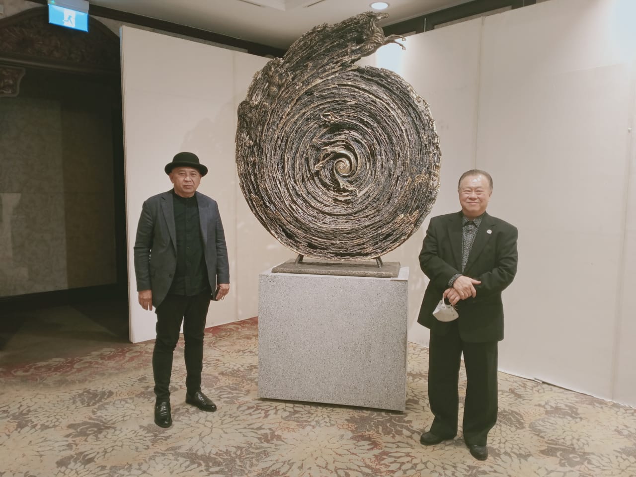 I Nyoman Nuarta bersama karya yang dipamerkannya