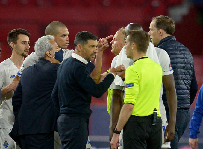 Pelatih Porto Sergio Conceicao (empat kiri) mengaku mendaoat hinaan dari pelatih Chelsea Thomas Tuchel (kanan).   