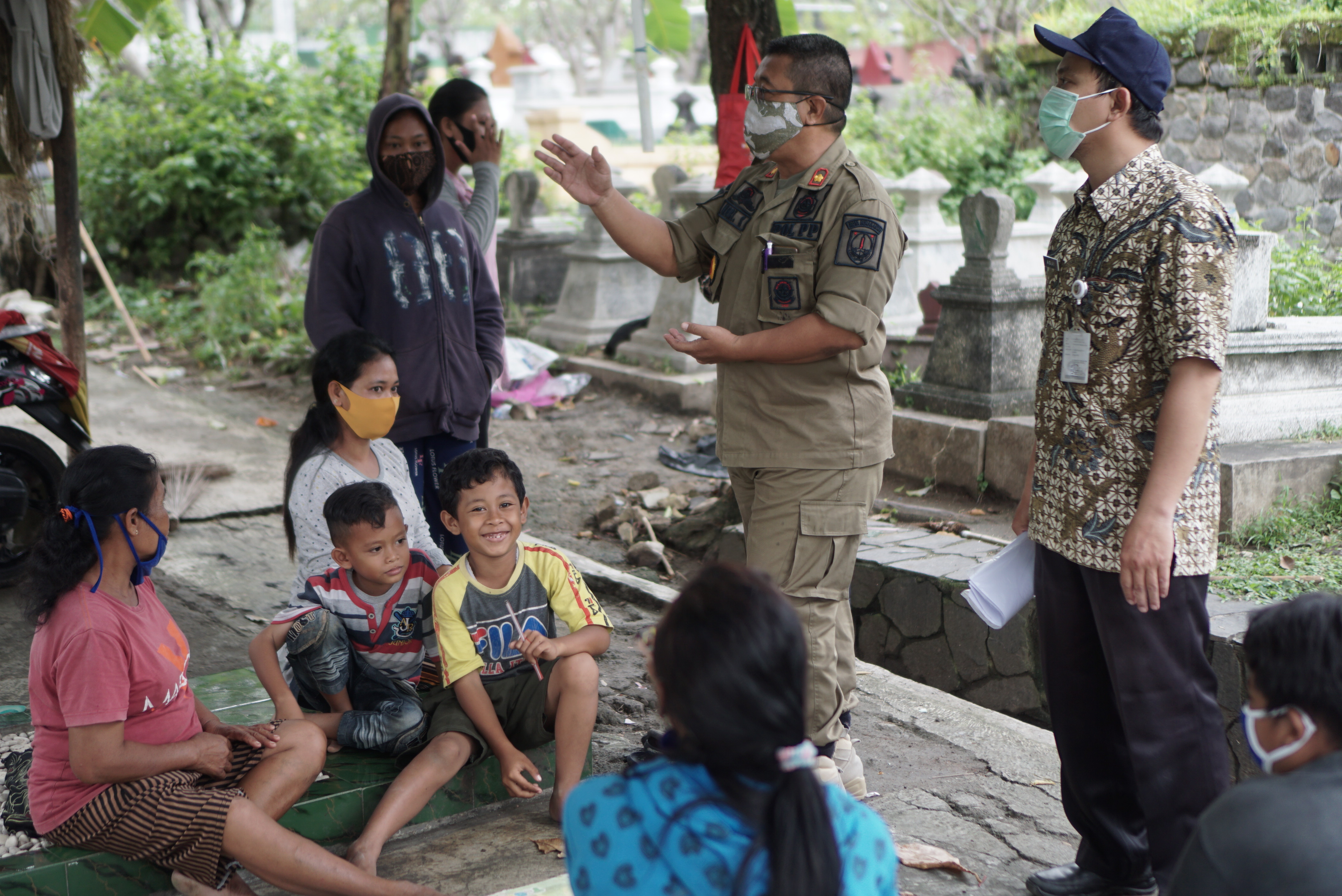 Petugas Satpol PP mendata dan menertibkan pengemis musiman yang marak di tempat pemakaman umum saat Ramadan.
