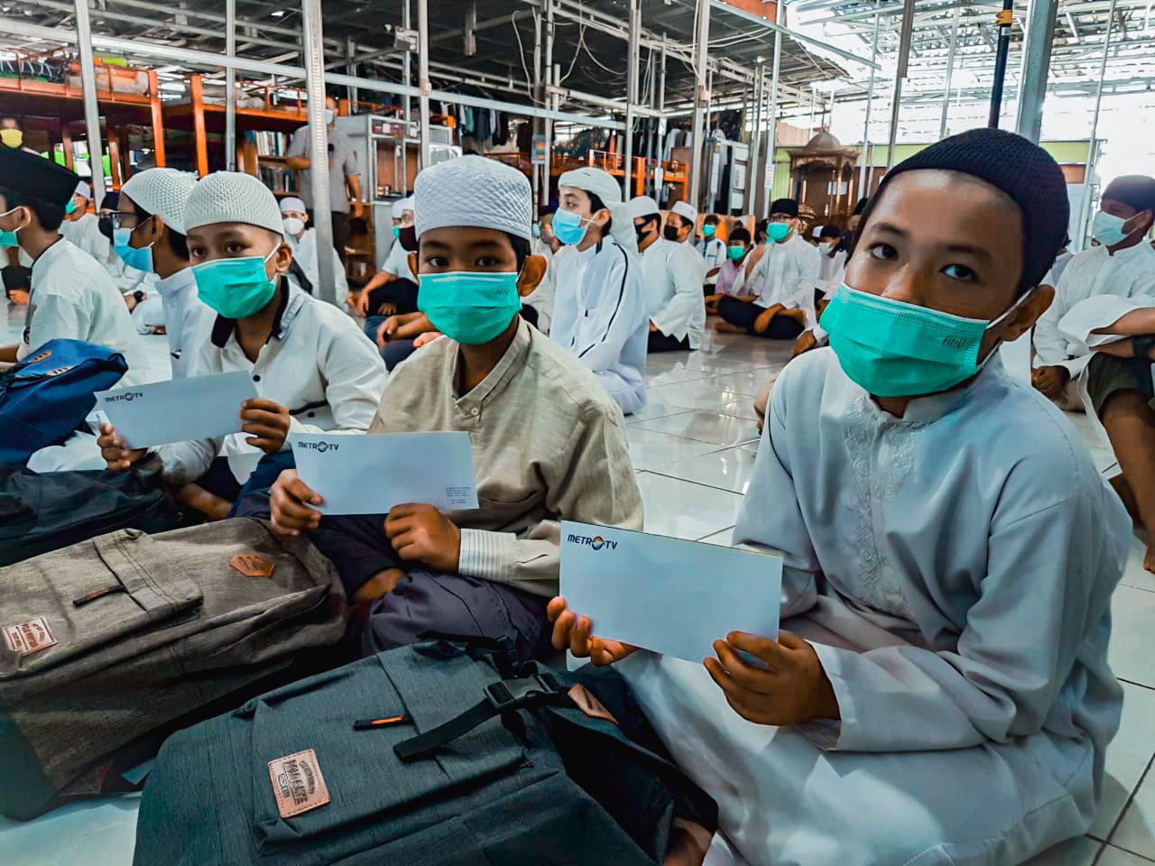 Santri Rumah Qur'an Sunnah Al Bashirah terima bantuan Media Group, Selasa (27/4).