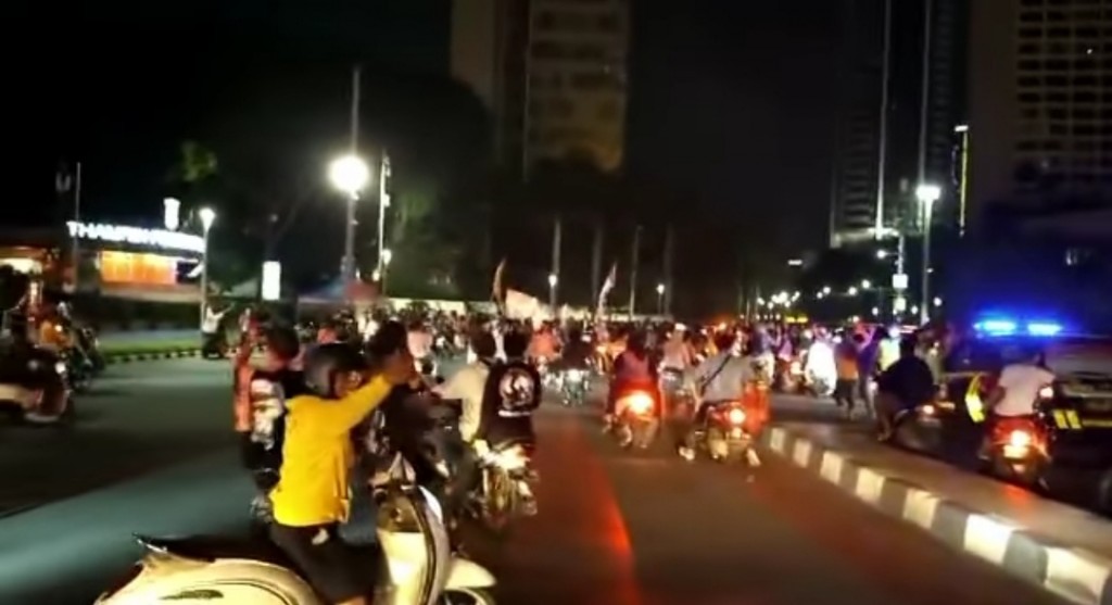 Pawai suporter Persija di Bundaran HI, Minggu (25/4) malam.