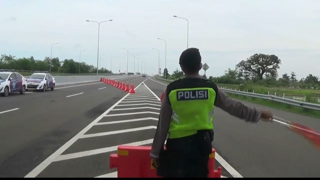 Petugas Satlantas Polres Brebes berjaga di Tol Pejagan-Pemalang, Jawa Tengah