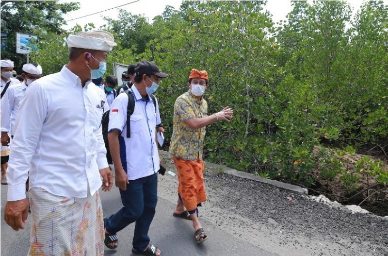 Rombongan staf ahli dari BBRBLPP didampingi Bupati Klungkung, I nyoman Suwirta saat mengunjungi Kepulauan Nusa Ceningan, Kabupaten Klungkung