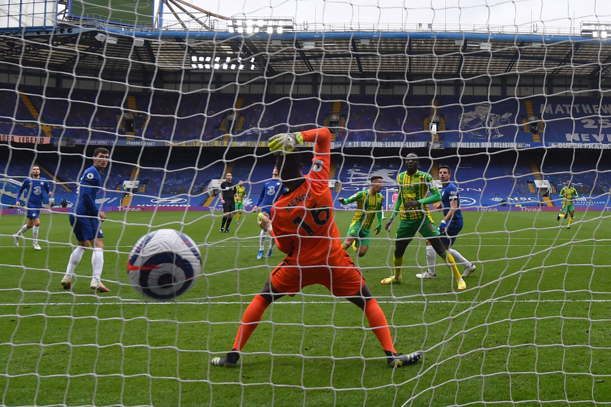 Kiper Chelsea Edouard Mendy gagal menghadang bola tendangan pemain West Bromwich Albion dalam lanjutan Liga Primer Inggris, Sabtu (3/4). 