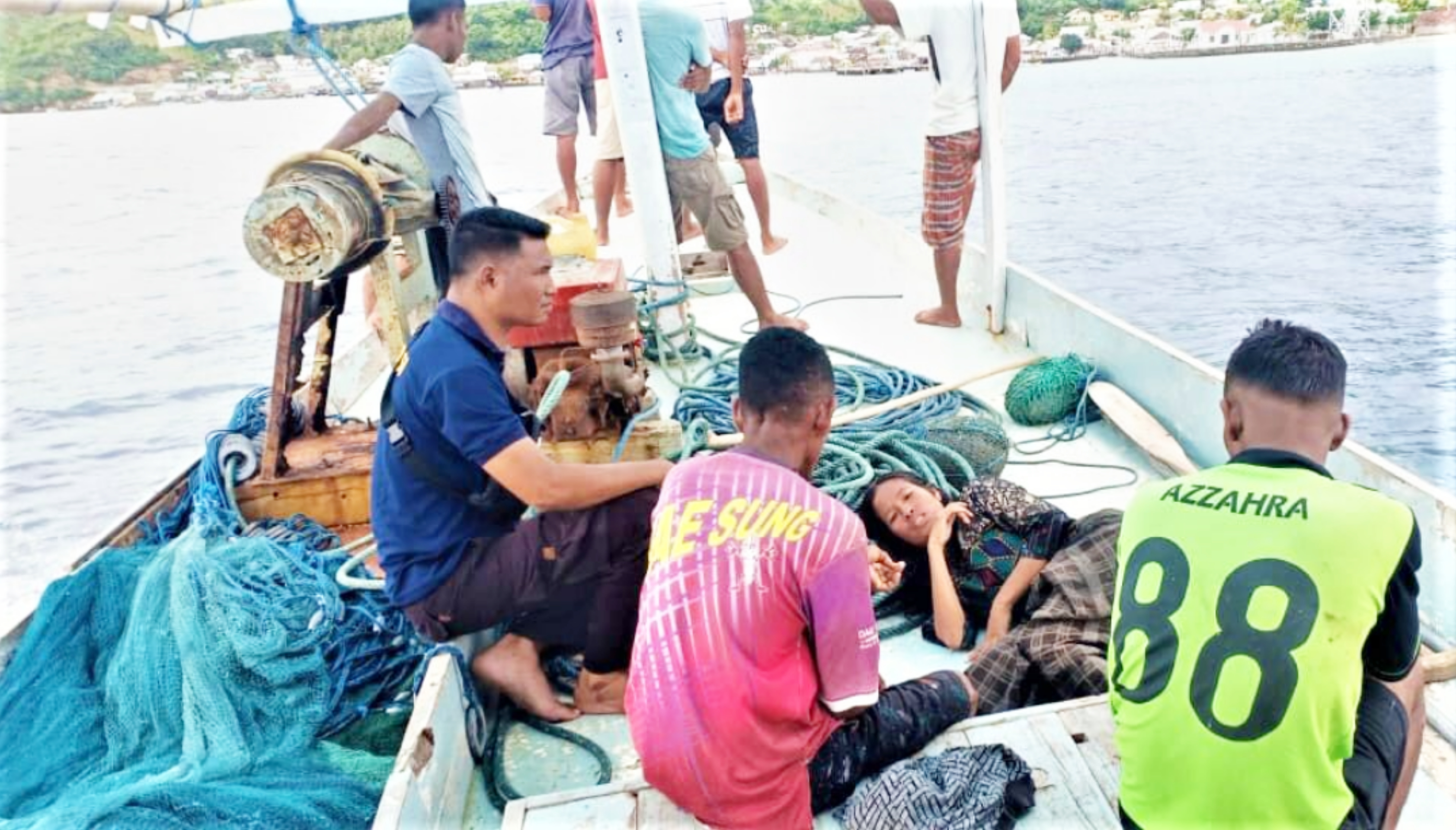 Tim Basarnas mengevakuasi korban kapal tenggelam di Ende, NTT, Sabtu (3/4/2021).