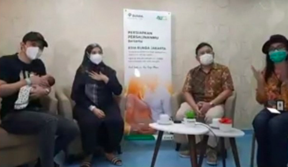 Jumpa pers kelahiran anak pertama pasangan Zaskia Sungkar dan Irwansyah secara virtual, Jumat (2/4/2021).