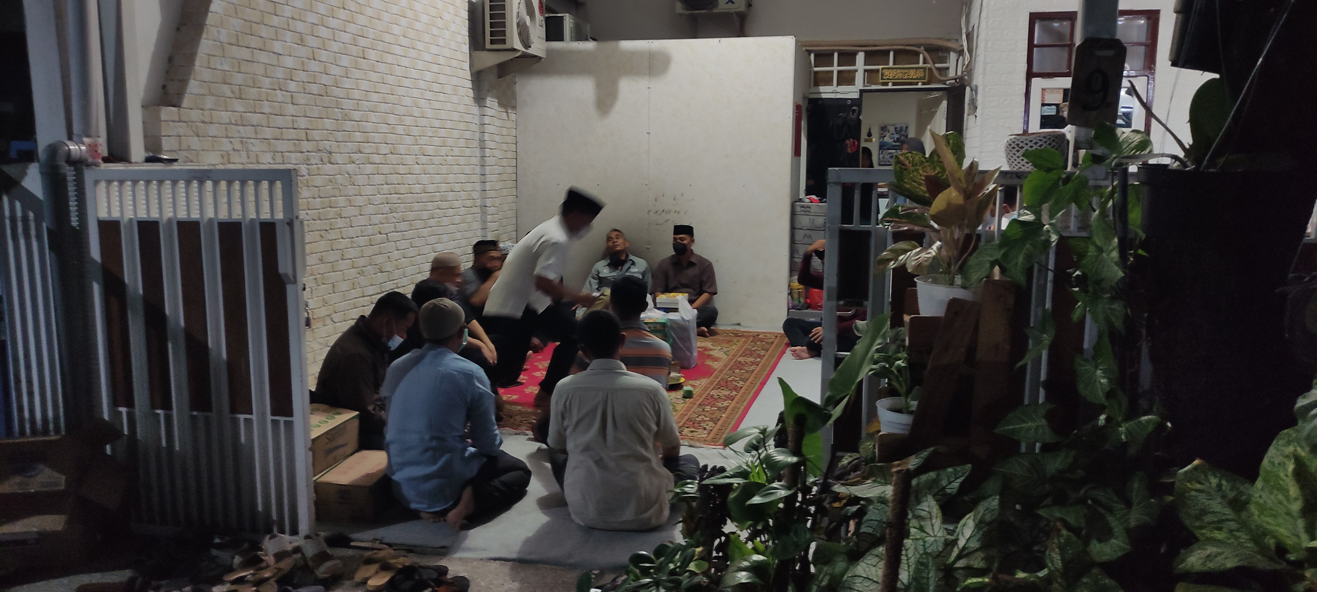 Keluarga Kolonel Laut (P) Harry Setiawan tahlilan untuk arwah korban KRI Nanggala-402, di Rumah Dinas TNI AL Sidoarjo, Minggu (25/4/2021).