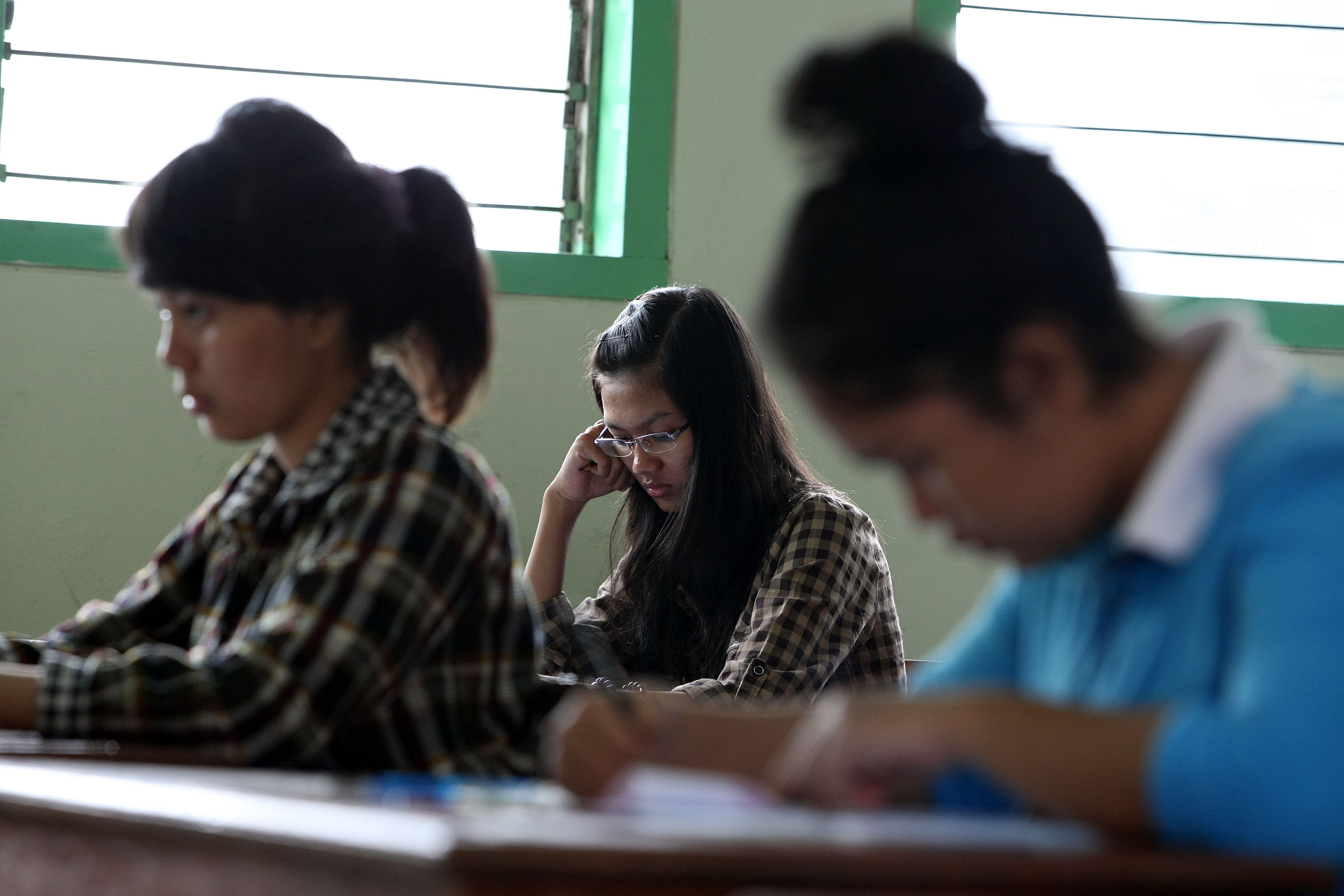 Peserta Seleksi Masuk Universitas Indonesia (SIMAK-UI) mengerjakan soal di SMAN 70, Bulungan, Jakarta Selatan.