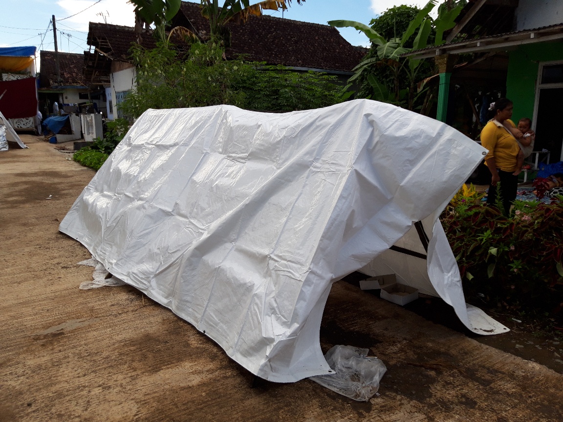Warga terdampak gempa bumi di Desa Majang Tengah, Kecamatan Dampit, Malang, Jawa Timur, mendirikan tenda darurat di depan rumah mereka, 