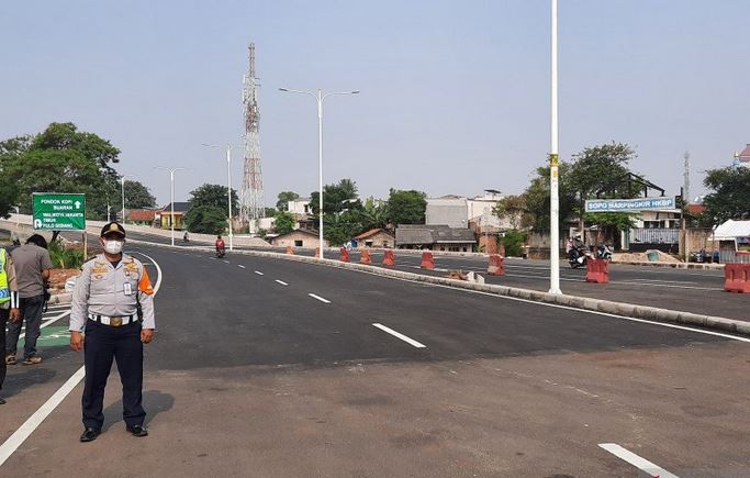 Petugas Dinas Perhubungan DKI Jakarta mengatur arus lalu lintas saat uji coba tahap pertama jalan layang Cakung, Jakarta, Senin (19/4).
