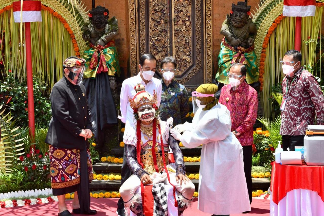 Presiden Joko Widodo menghadiri vaksinasi massal di Puri Saren Agung, Ubud, Gianyar, Bali, Selasa (16/3).