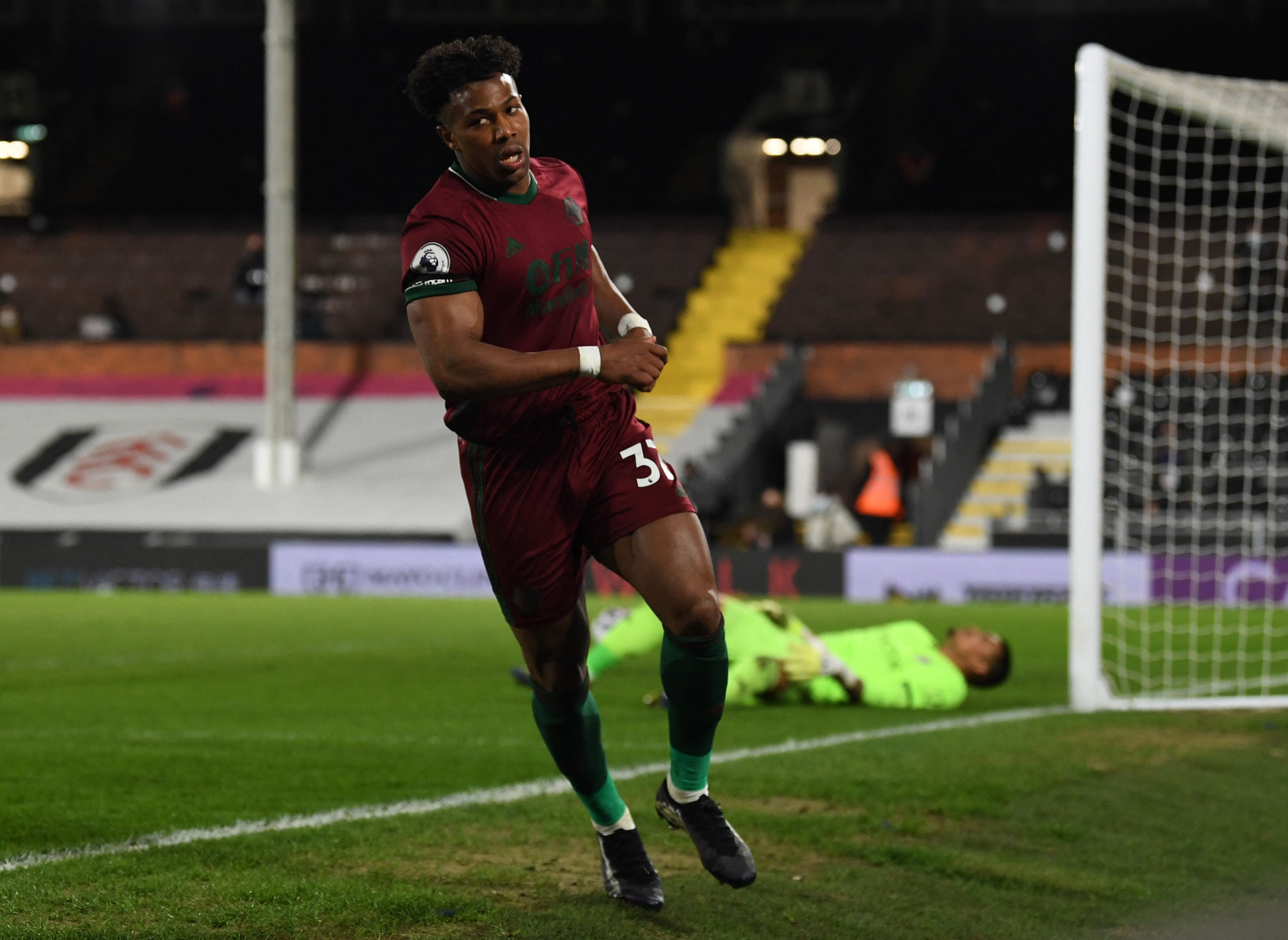 Gelandang Wolverhampton Wanderers Adama Traore melakukan selebrasi usai mencetak gol ke gawang Fulham di laga Liga Primer Inggris.
